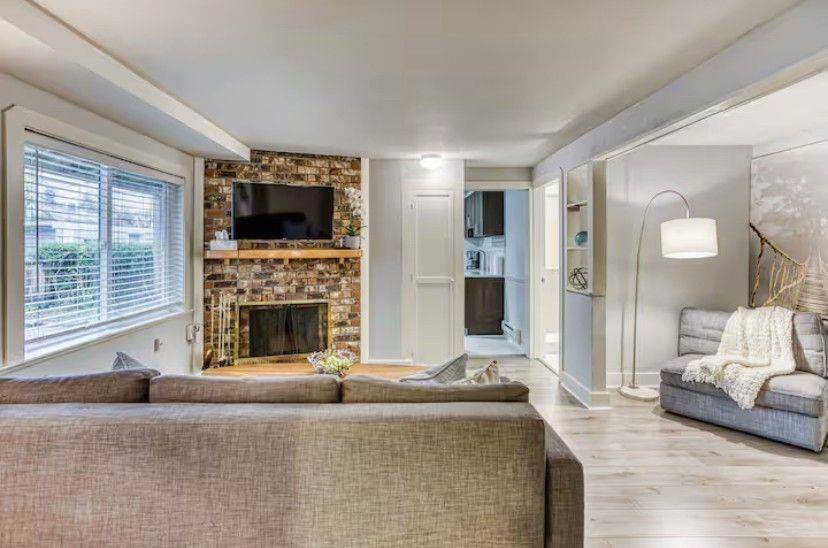 Vancouver, BC V5Y 1W1,223 W 13th AVE #1