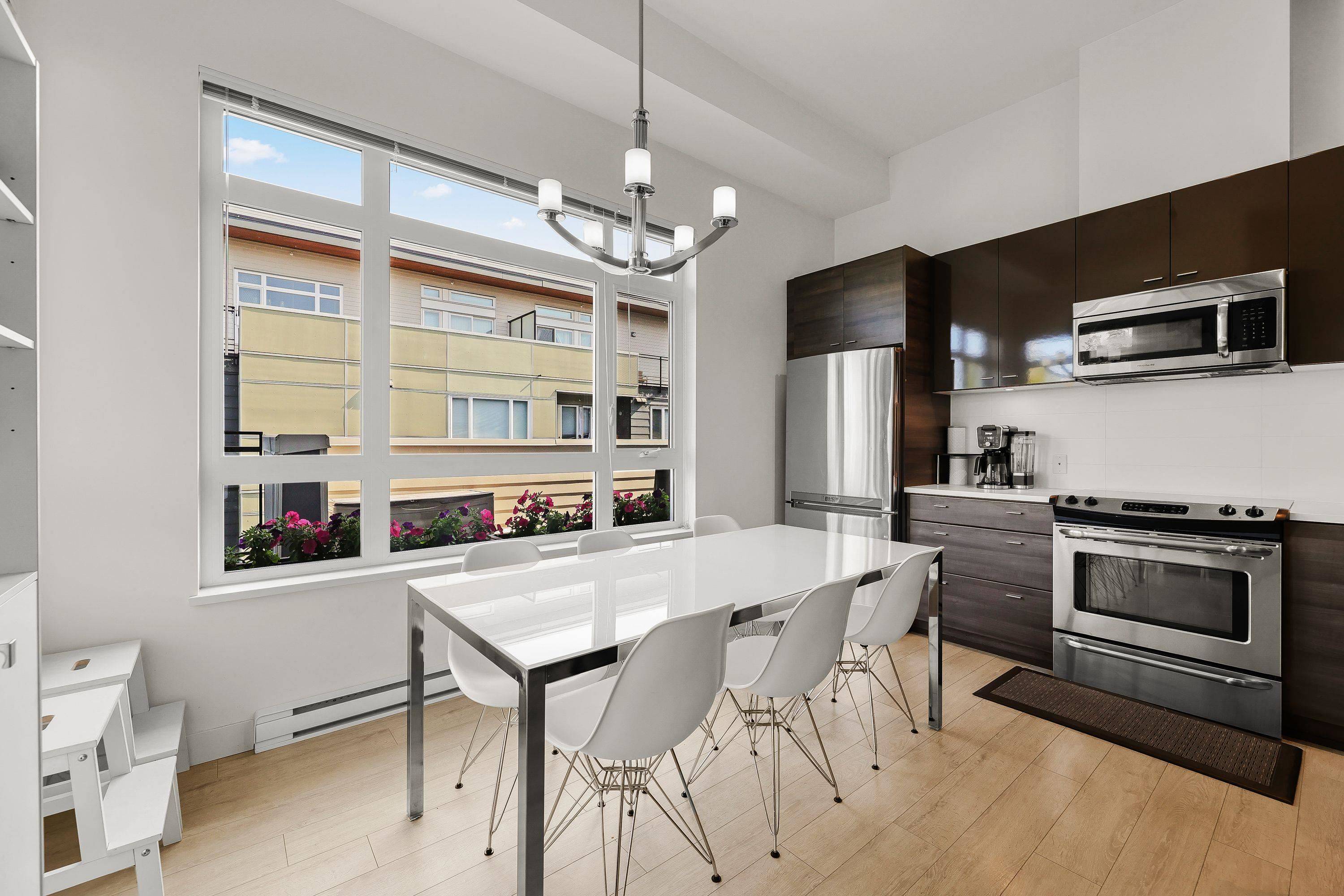 Surrey, BC V3T 4E6,13925 Fraser HWY #411