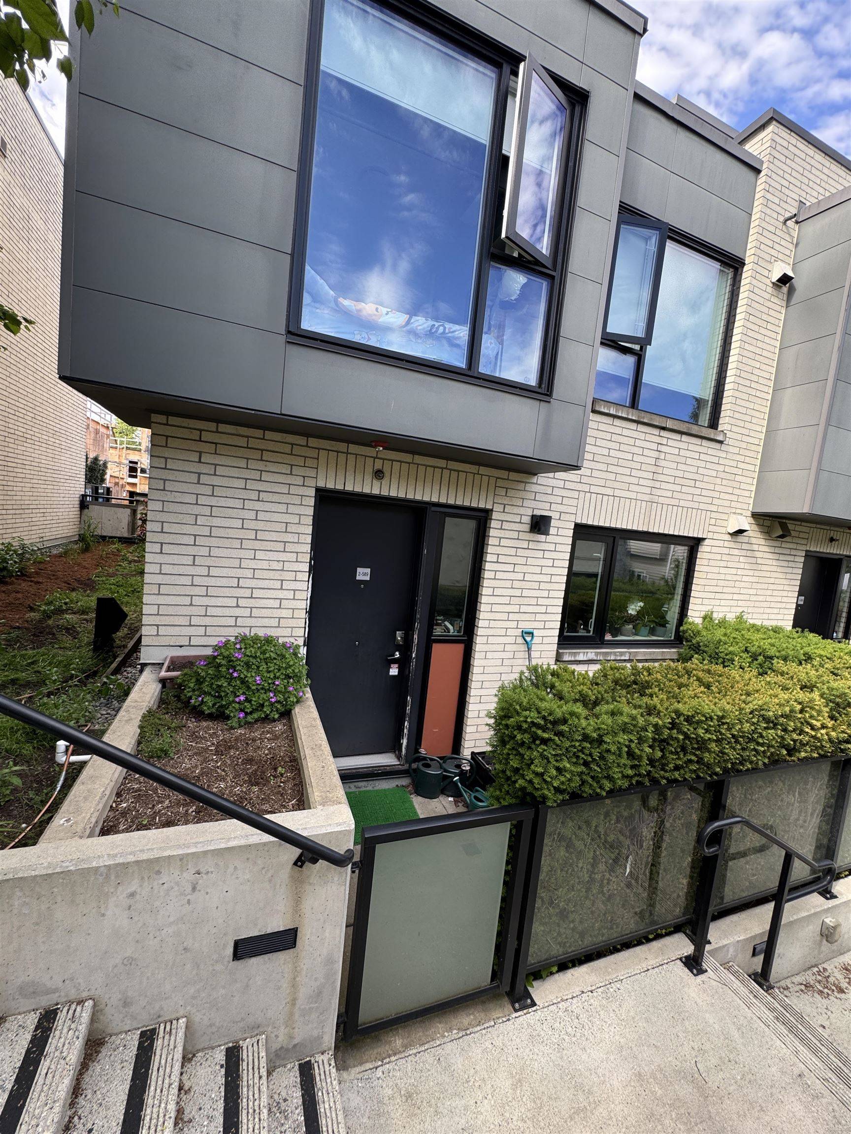 Vancouver, BC V5Z 2C4,589 W King Edward AVE #2