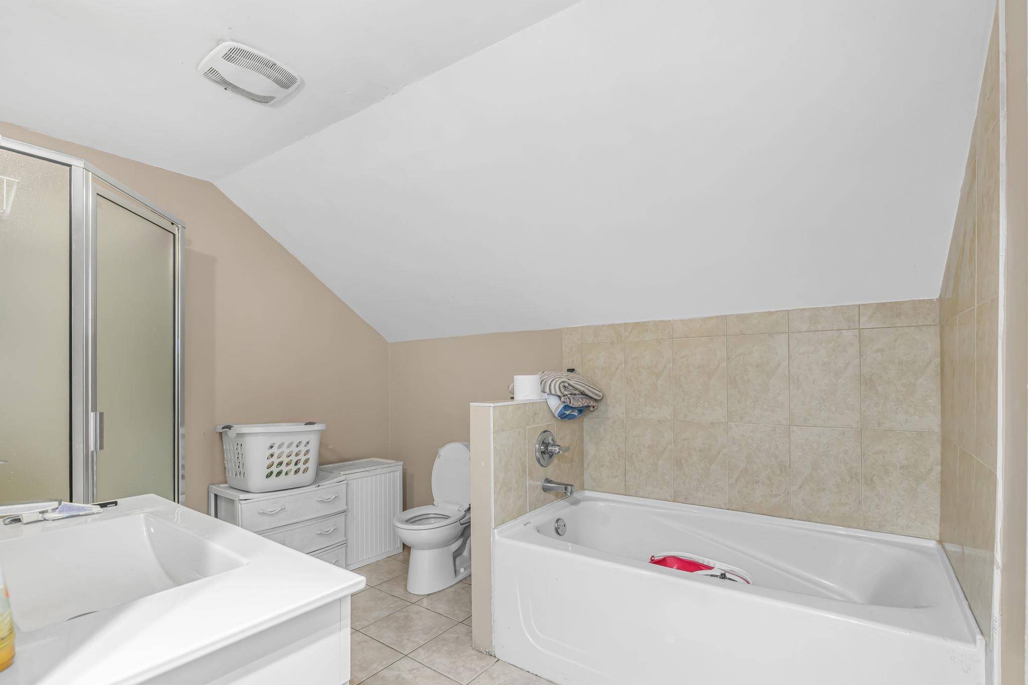 Surrey, BC V3W 2H1,13906 68 AVE