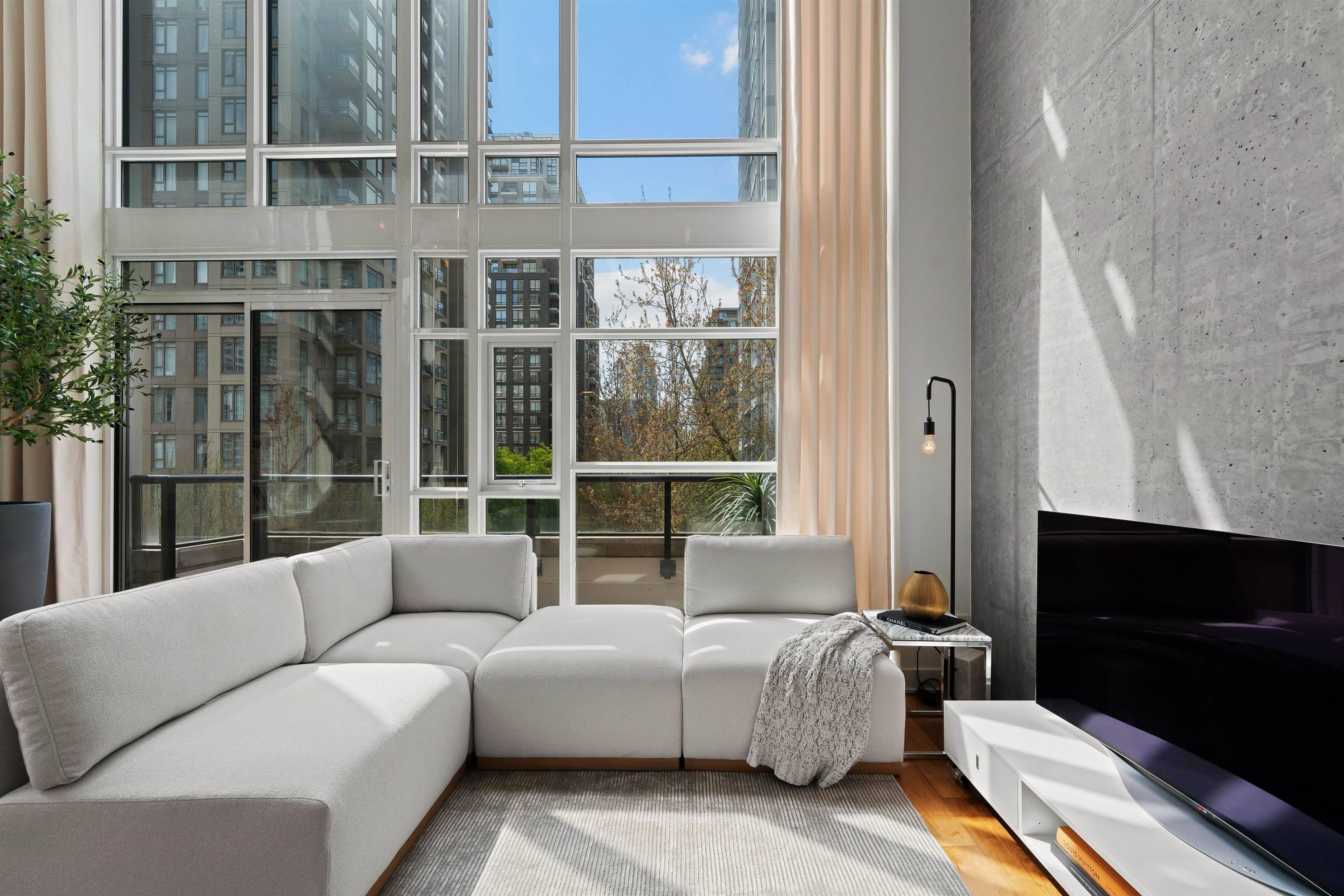 Vancouver, BC V6B 8R2,988 Richards ST #403