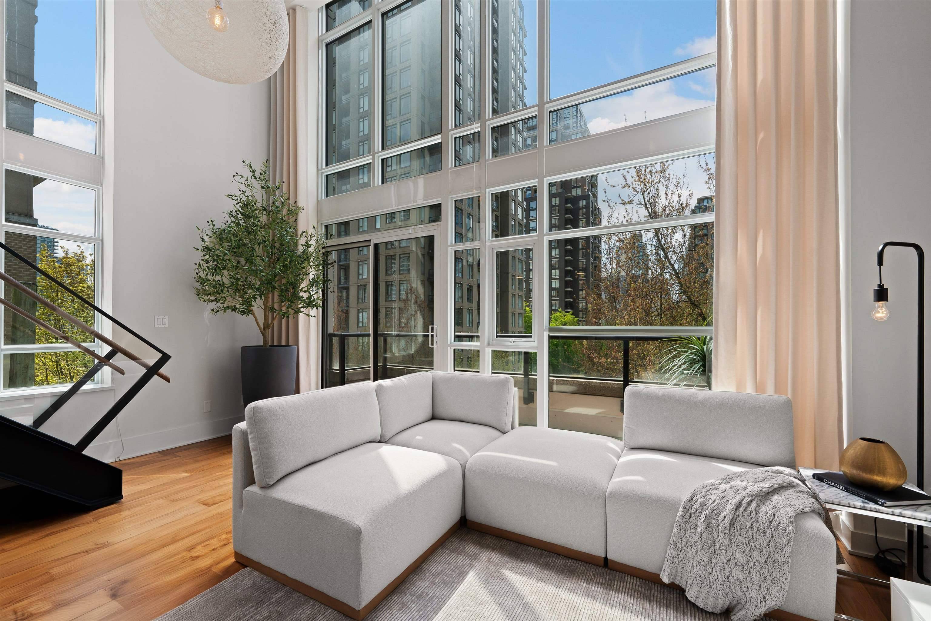 Vancouver, BC V6B 8R2,988 Richards ST #403