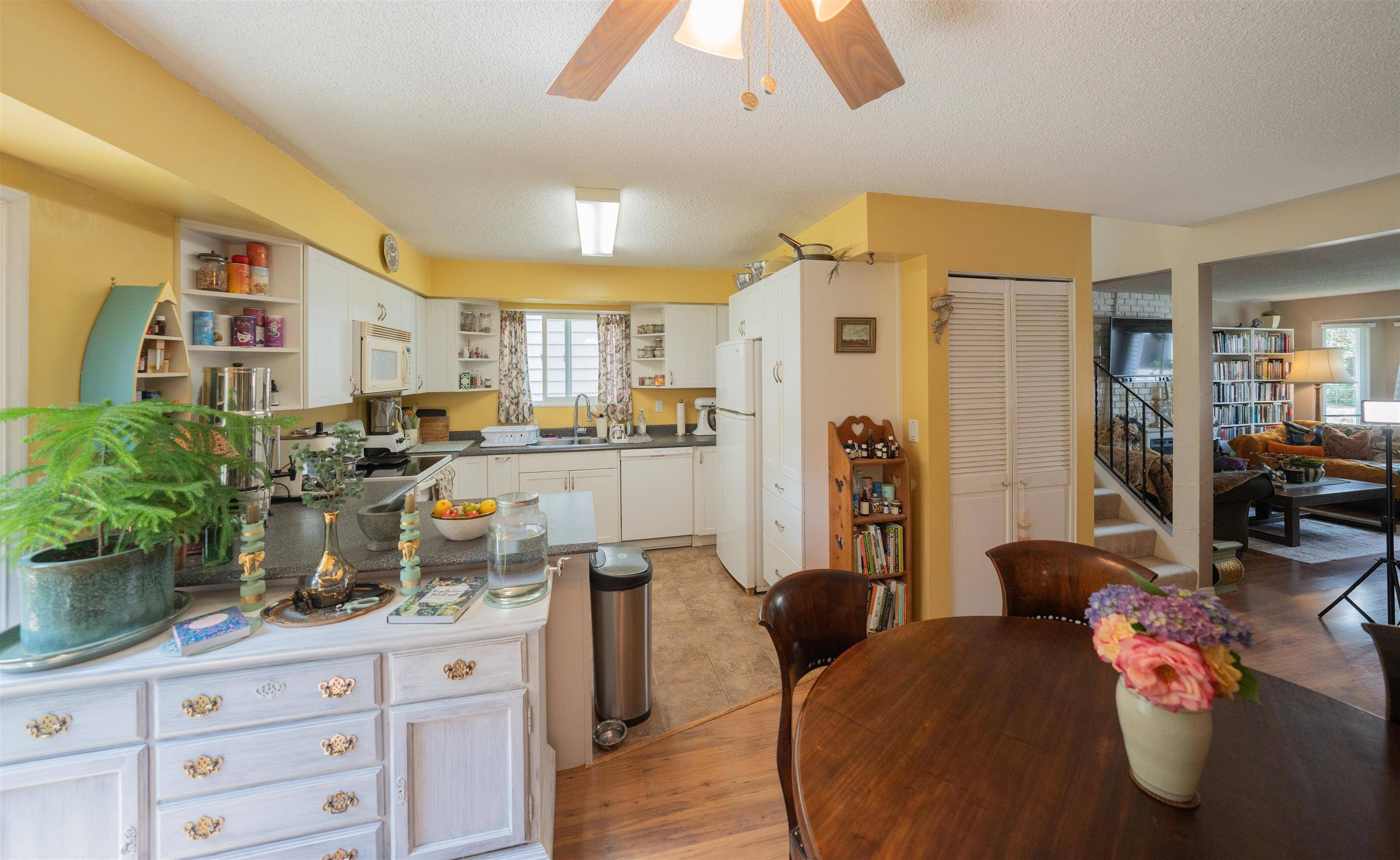 Coquitlam, BC V3E 1N7,1237 River DR