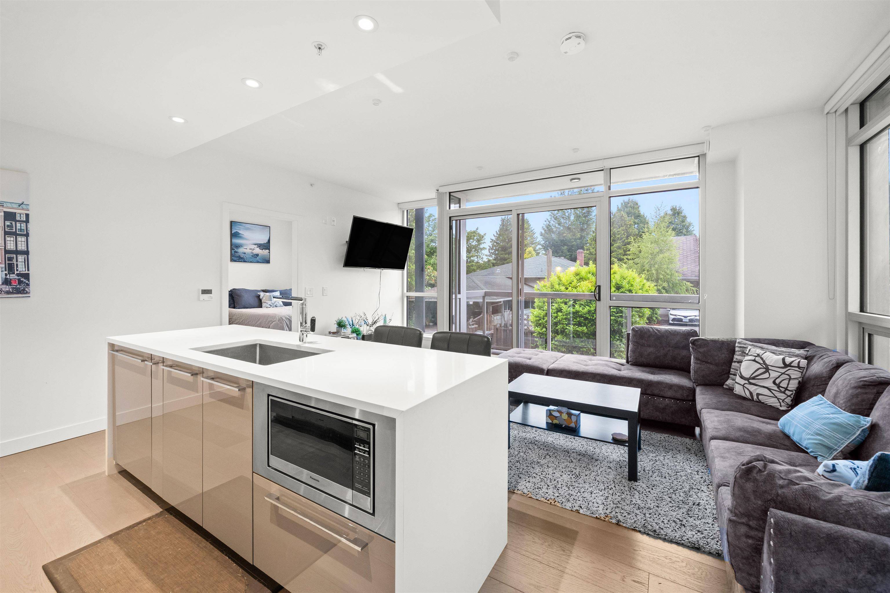 Vancouver, BC V5Z 2Z6,5289 Cambie ST #105