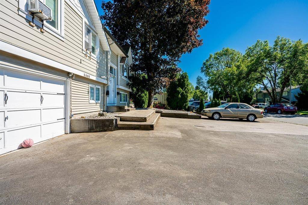 Surrey, BC V3S 5S7,5886 184a ST