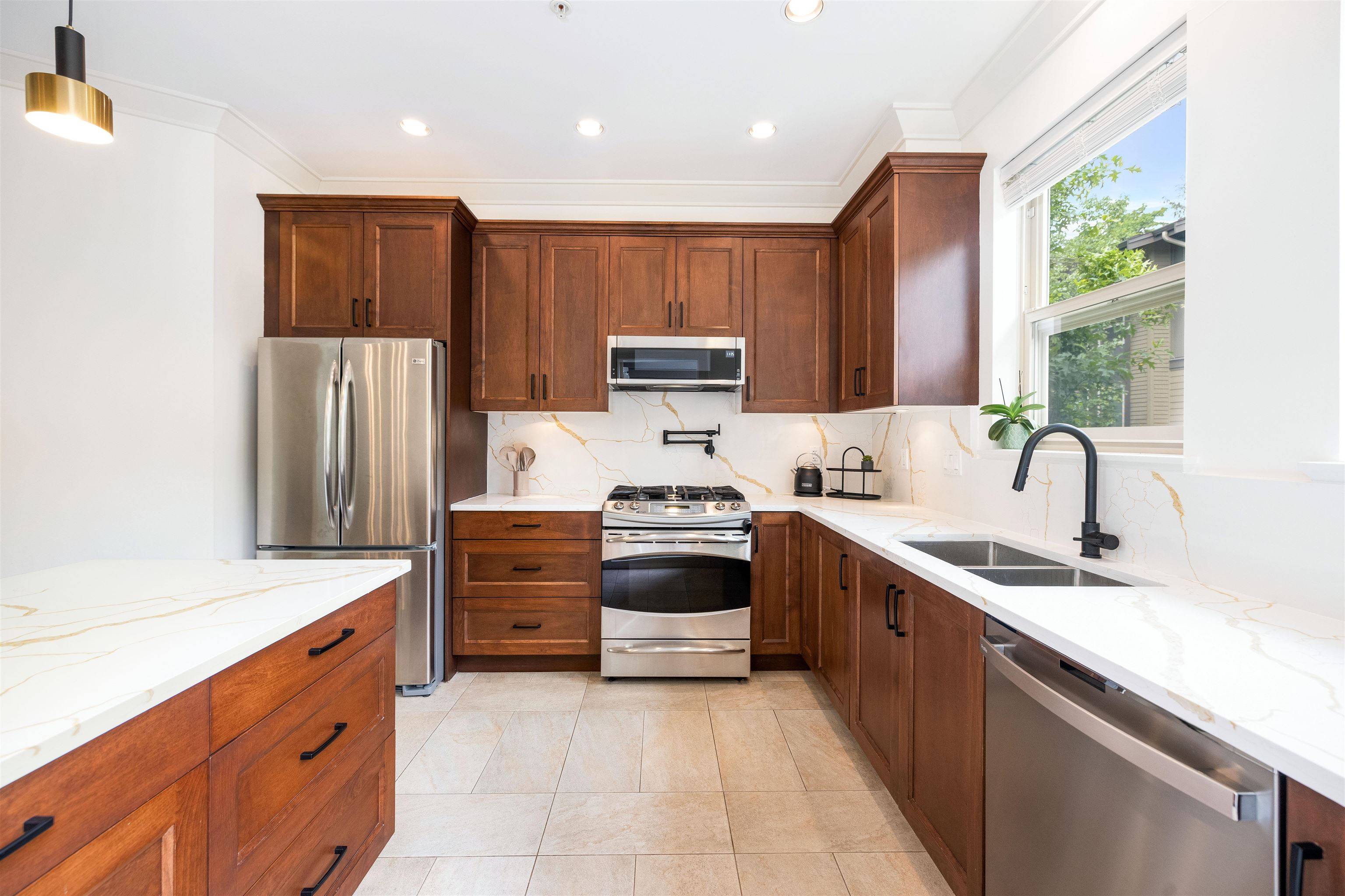 North Vancouver, BC V7J 2G7,897 Premier ST #10