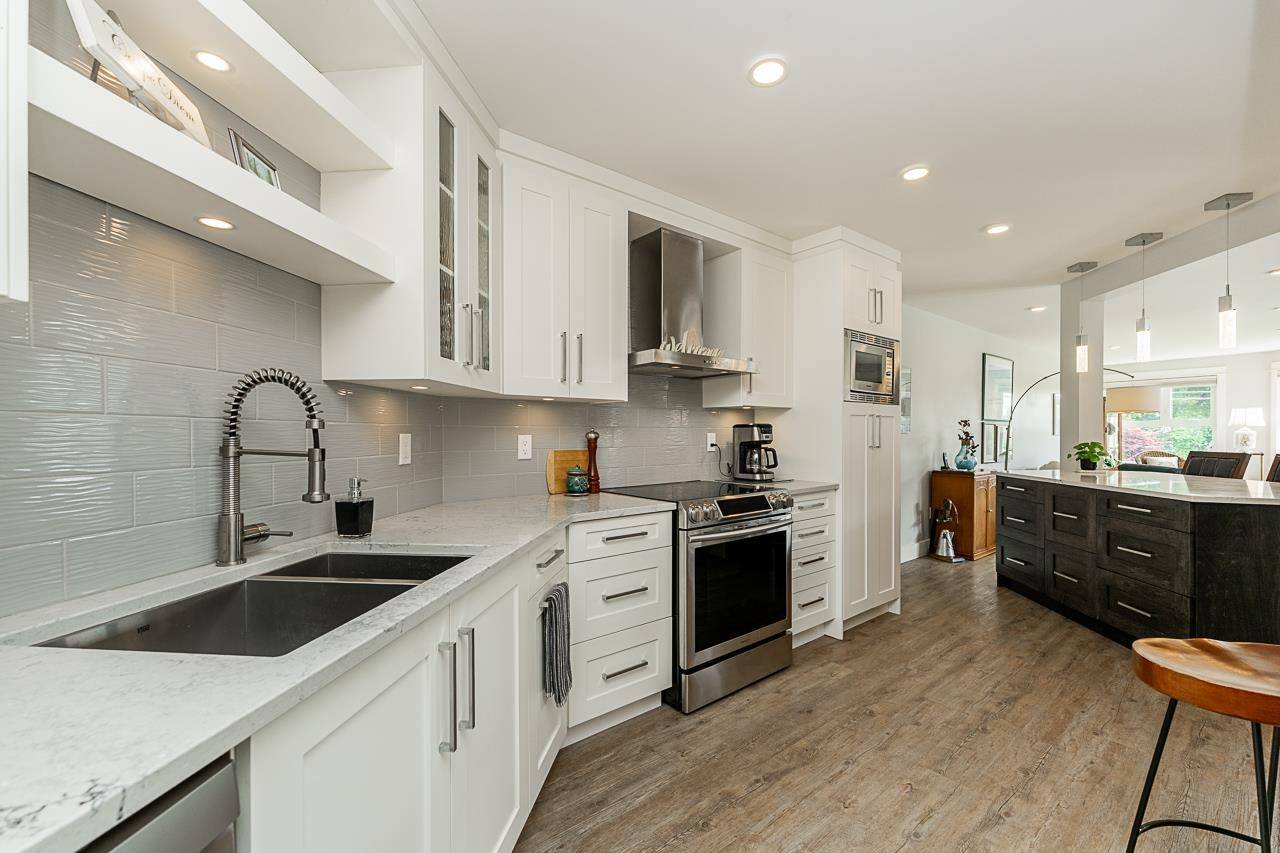 White Rock, BC V4B 1Y7,15367 Buena Vista AVE #204