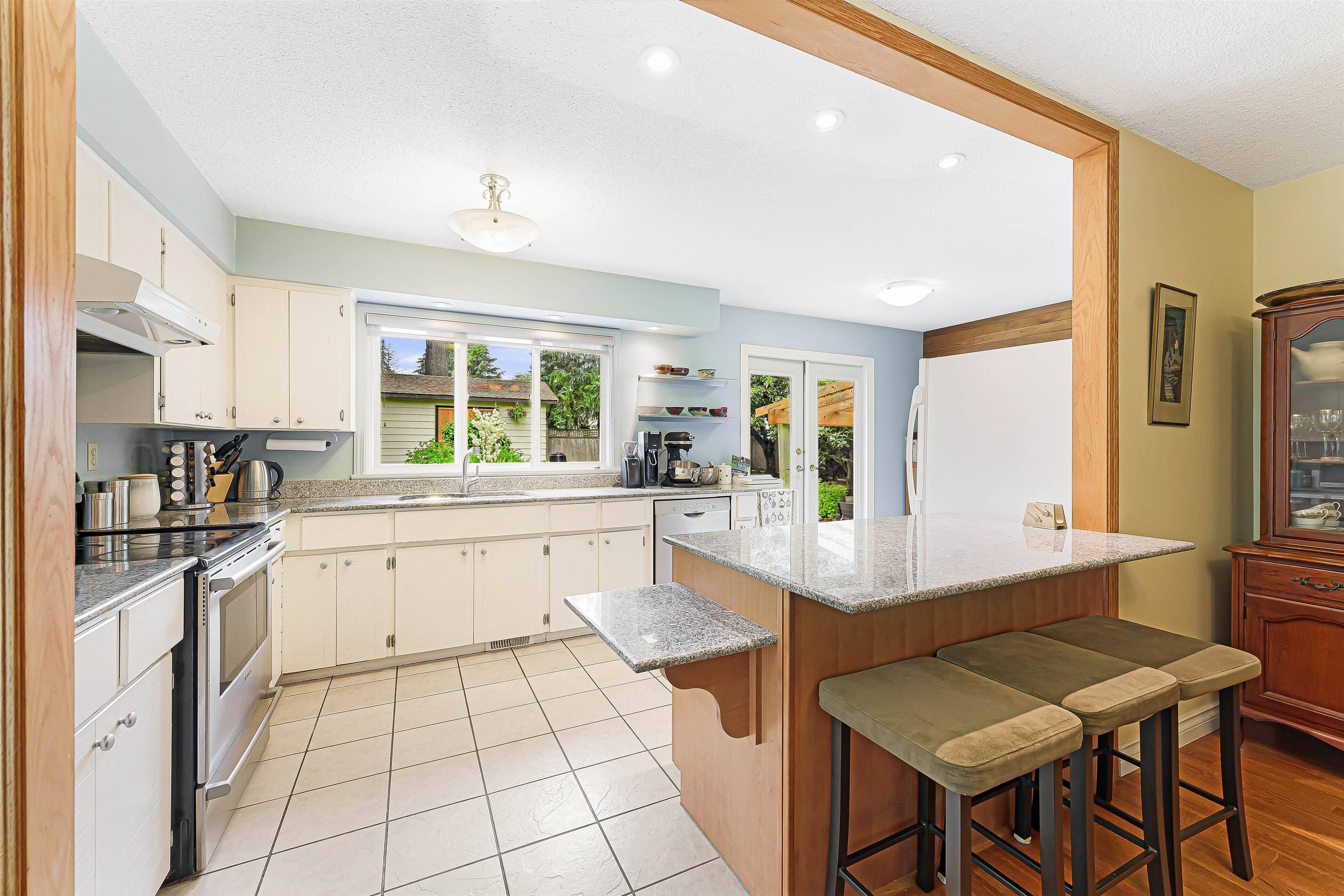 Surrey, BC V4A 4R4,2215 153a ST