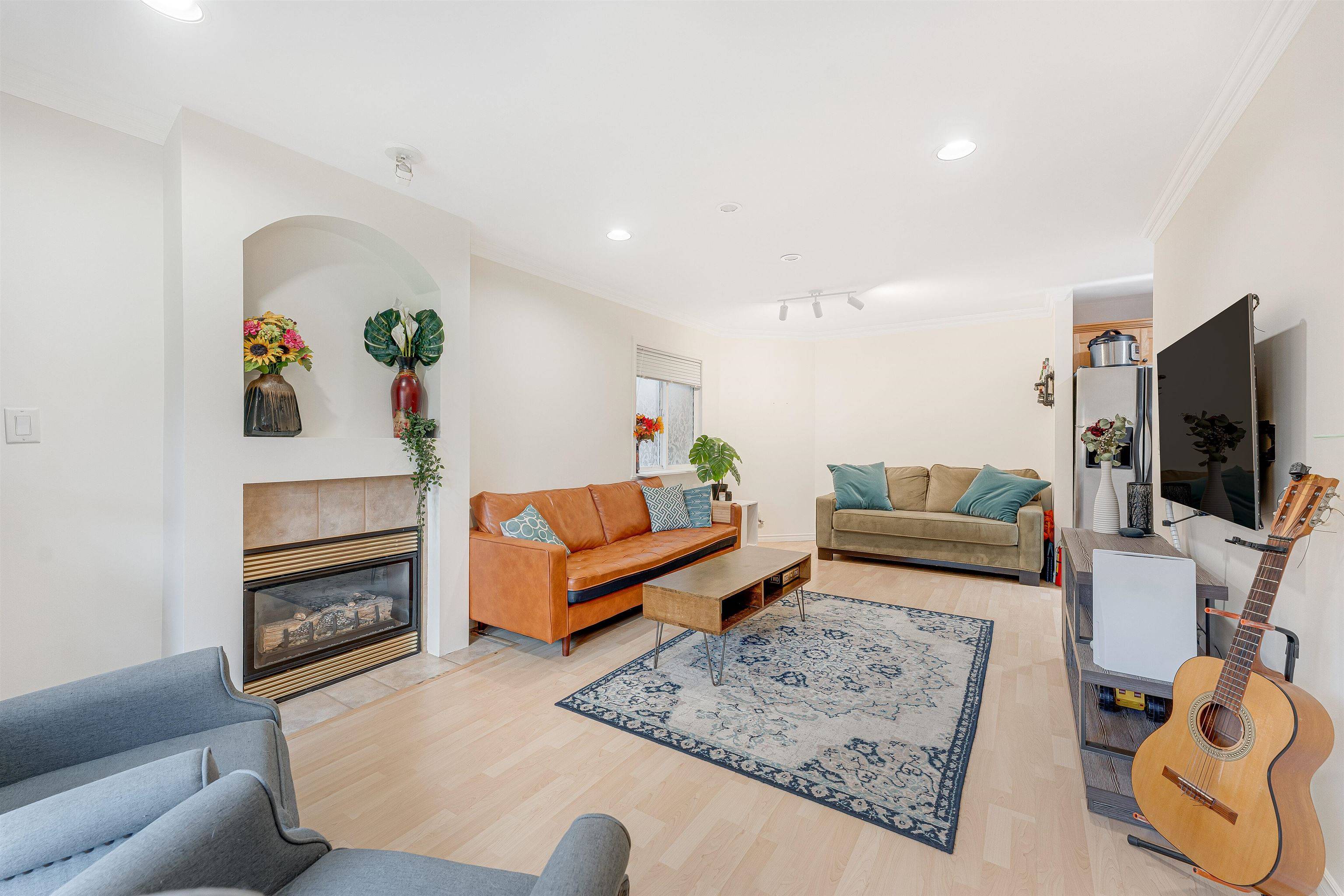 Burnaby, BC V5G 1T9,5933 Sprott ST