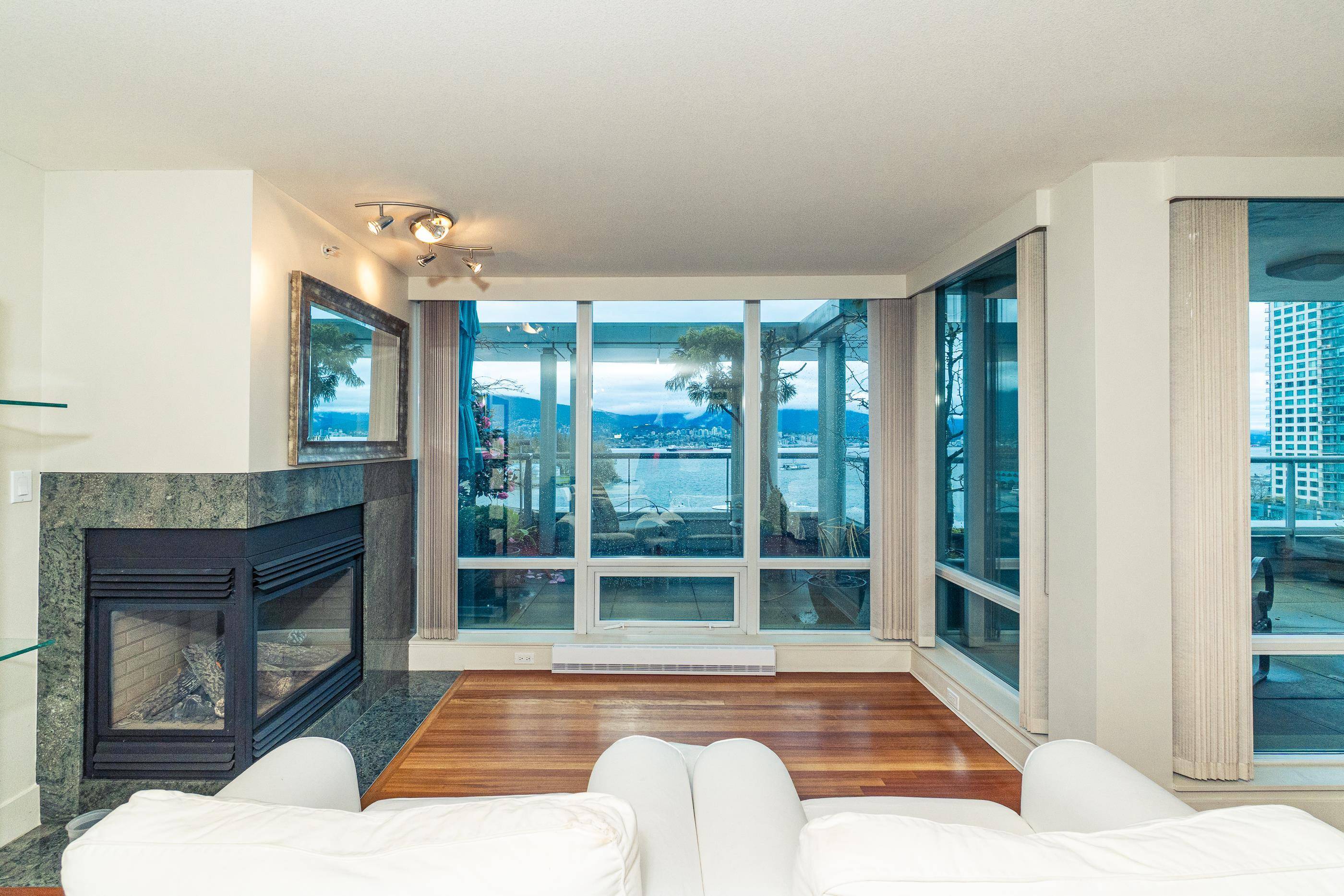 Vancouver, BC V6G 3J8,590 Nicola ST #1102