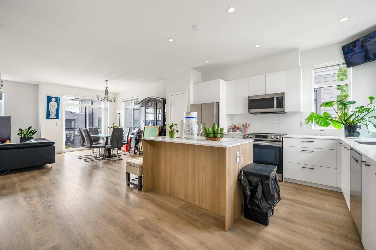 Surrey, BC V3S 0A9,15235 Sitka DR #79