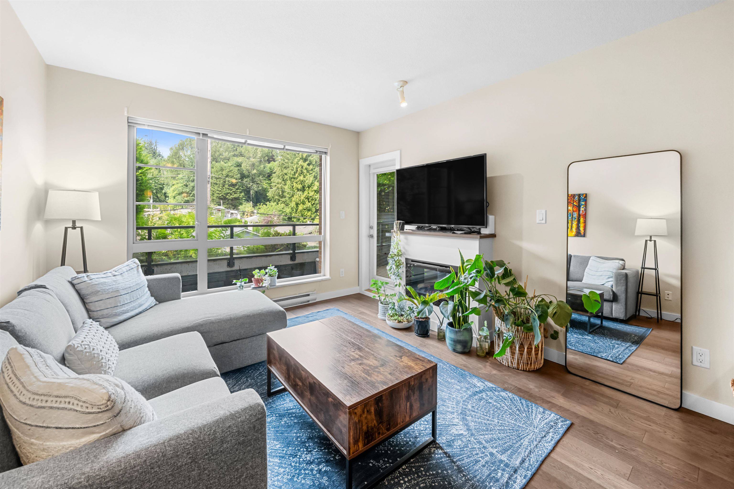 North Vancouver, BC V7P 1T4,1330 Marine DR #215