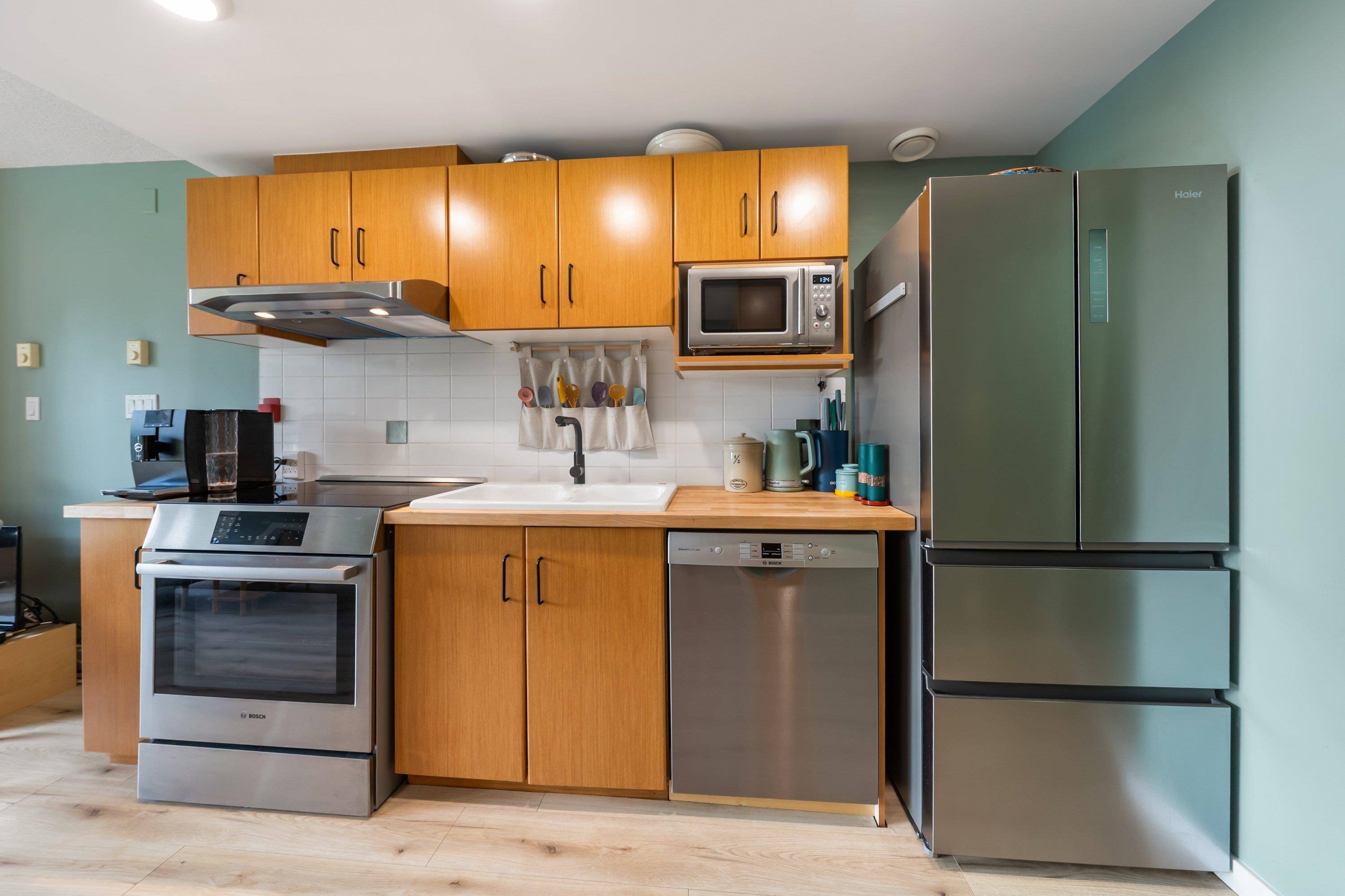 Burnaby, BC V5A 4X8,9298 University CRES #309