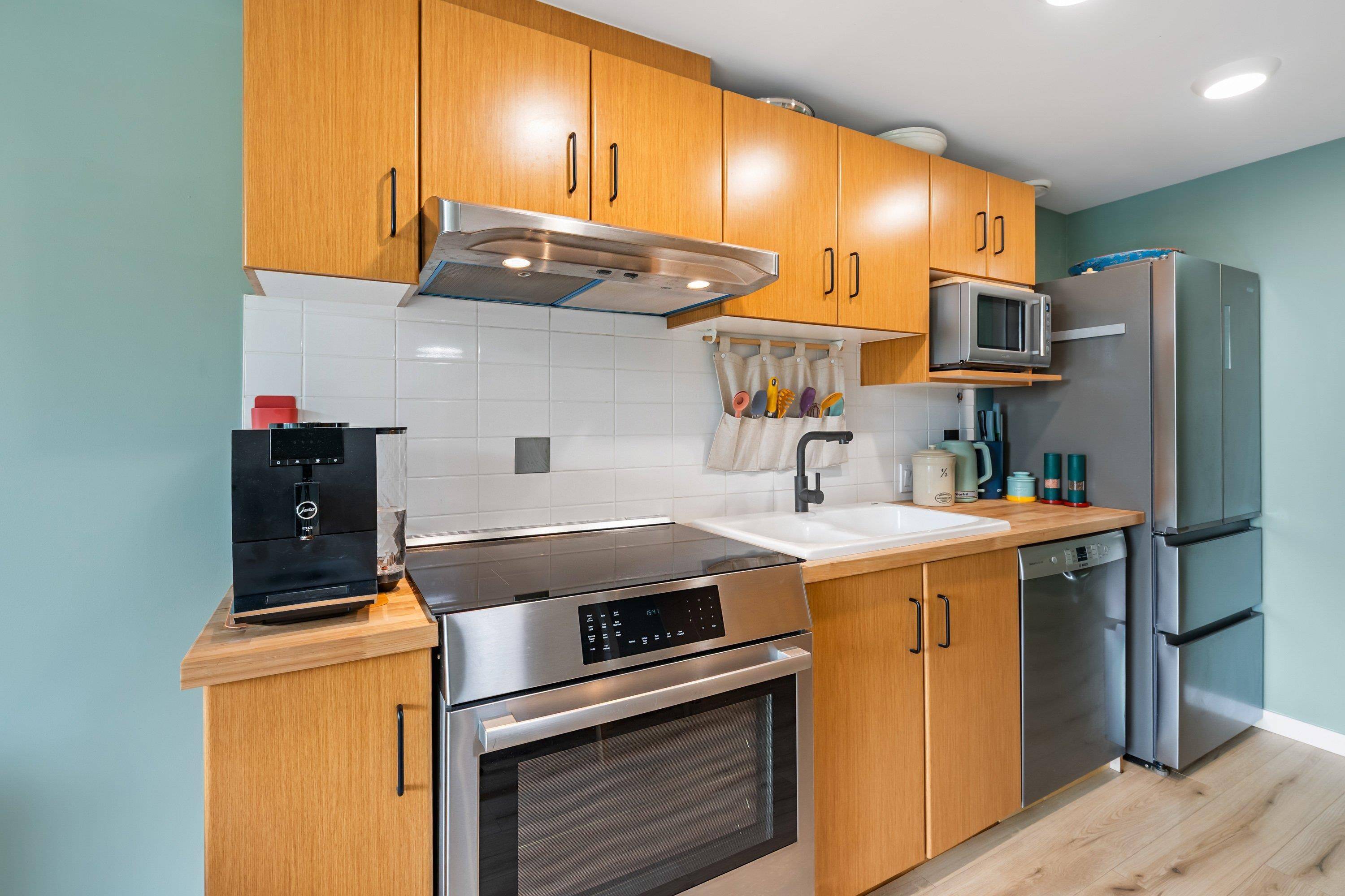 Burnaby, BC V5A 4X8,9298 University CRES #309