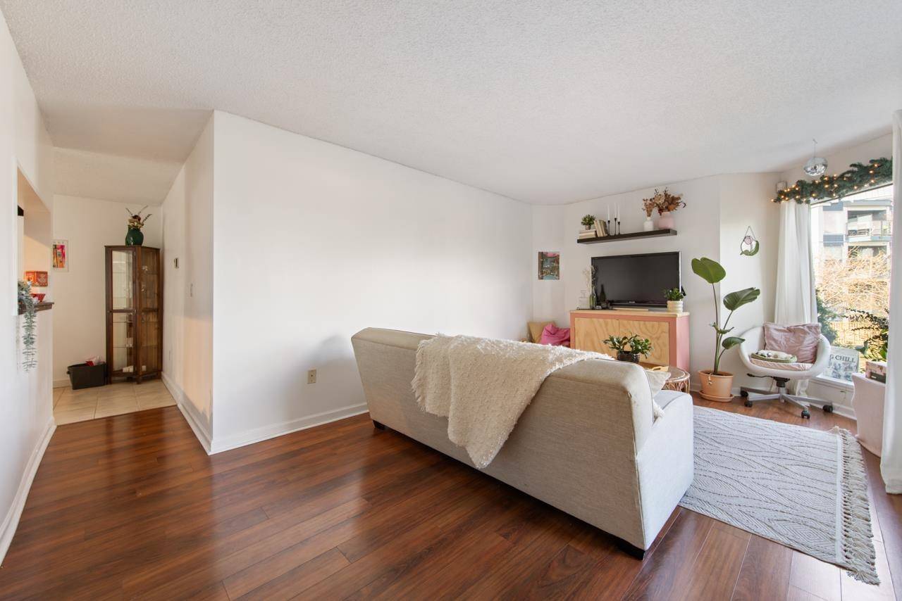 Vancouver, BC V6H 3Y8,1345 W 4th AVE #205