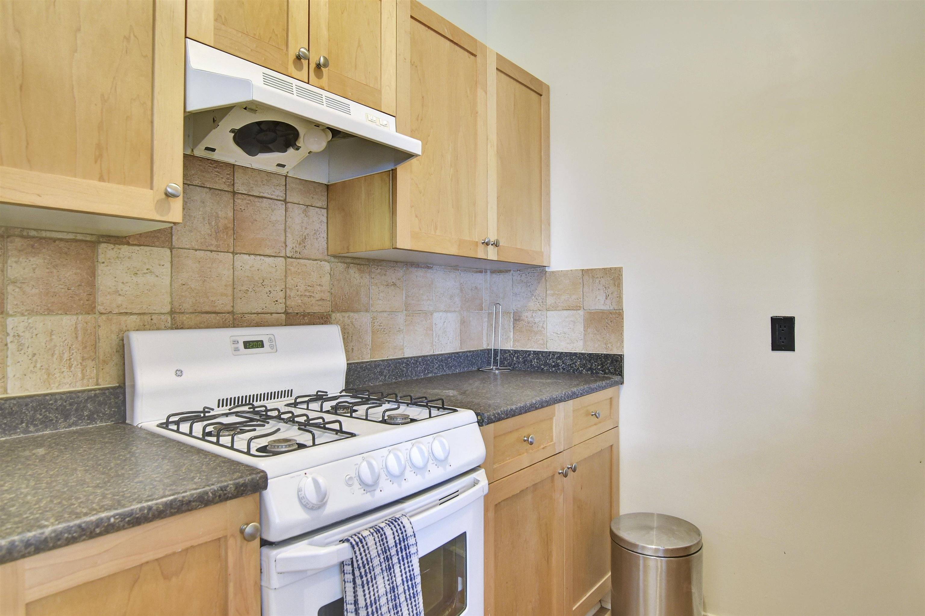 Vancouver, BC V6E 2B5,935 Jervis Street #6