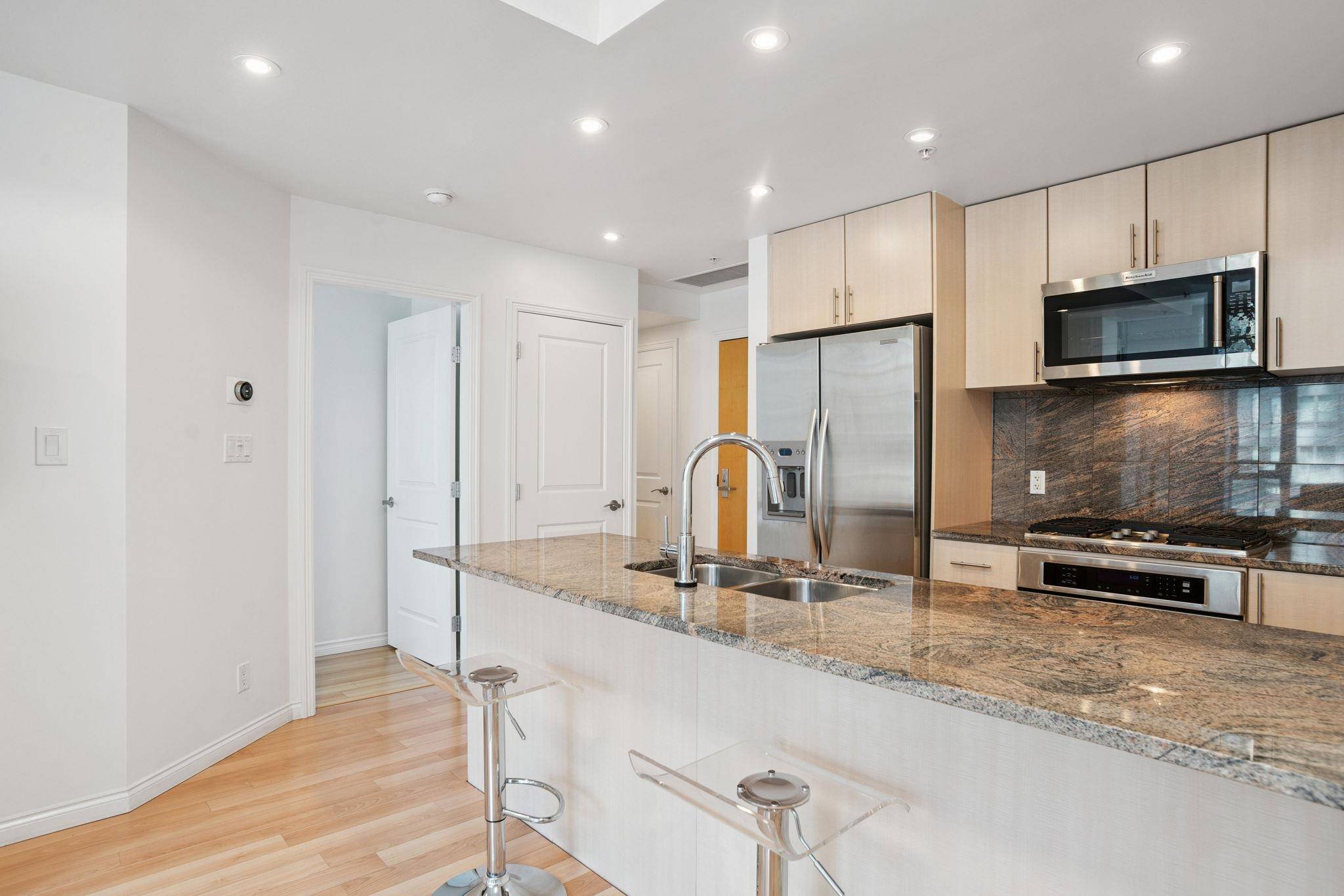 Vancouver, BC V6E 0A7,1211 Melville ST #807