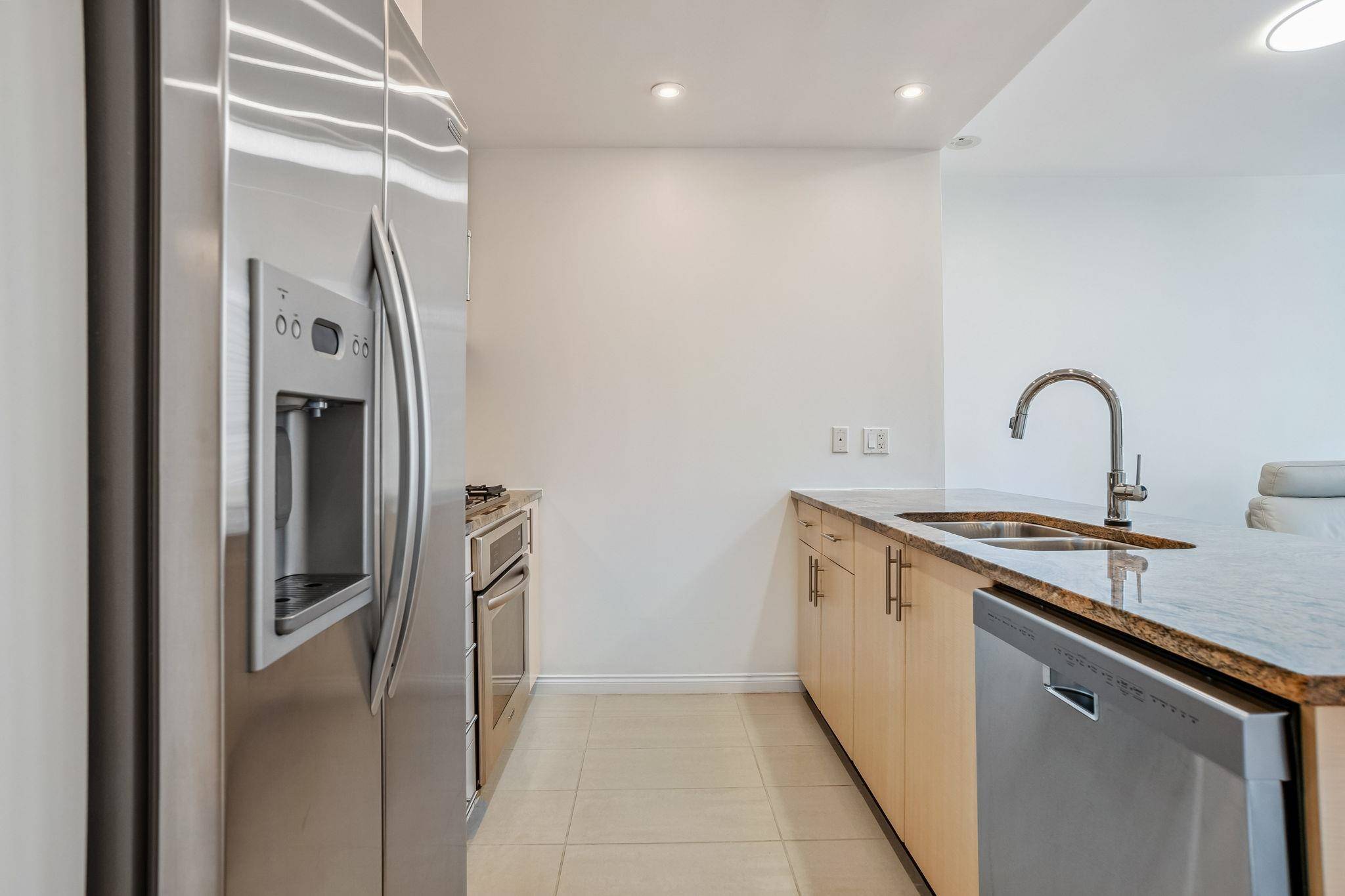Vancouver, BC V6E 0A7,1211 Melville ST #807