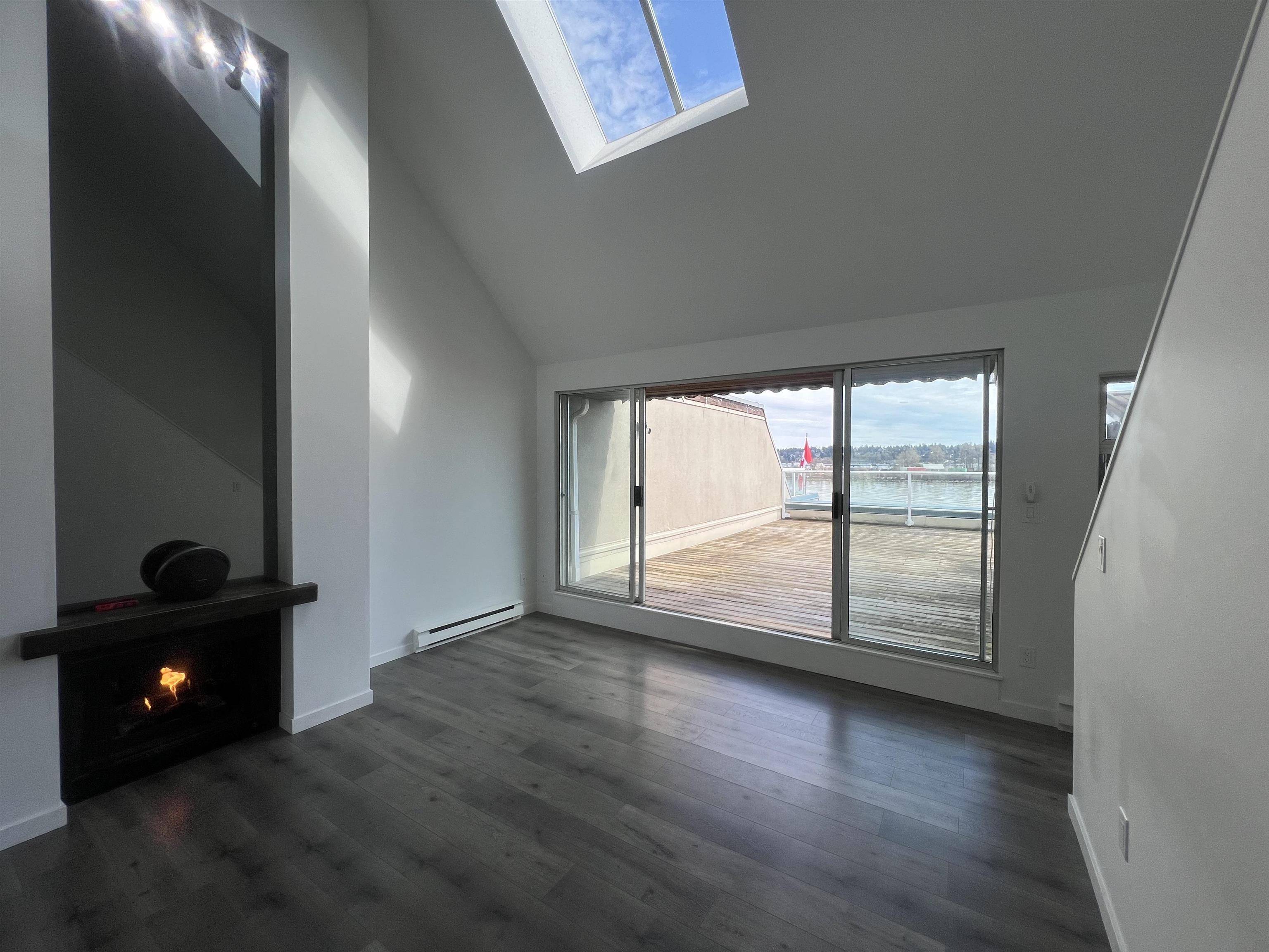 New Westminster, BC V3M 6B6,3 K De K CT #404