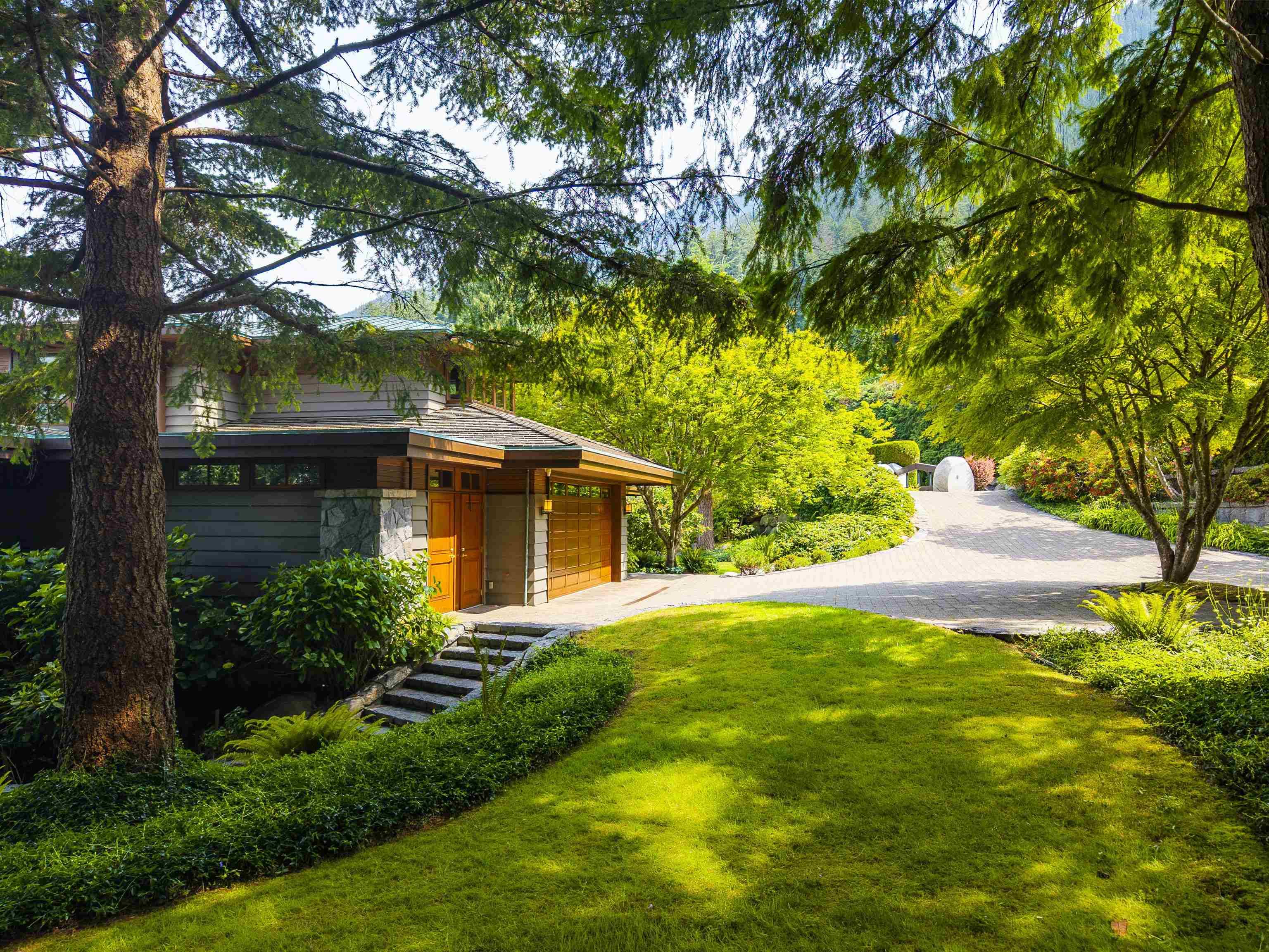 Lions Bay, BC V0N 2E0,270 Lions Bay AVE