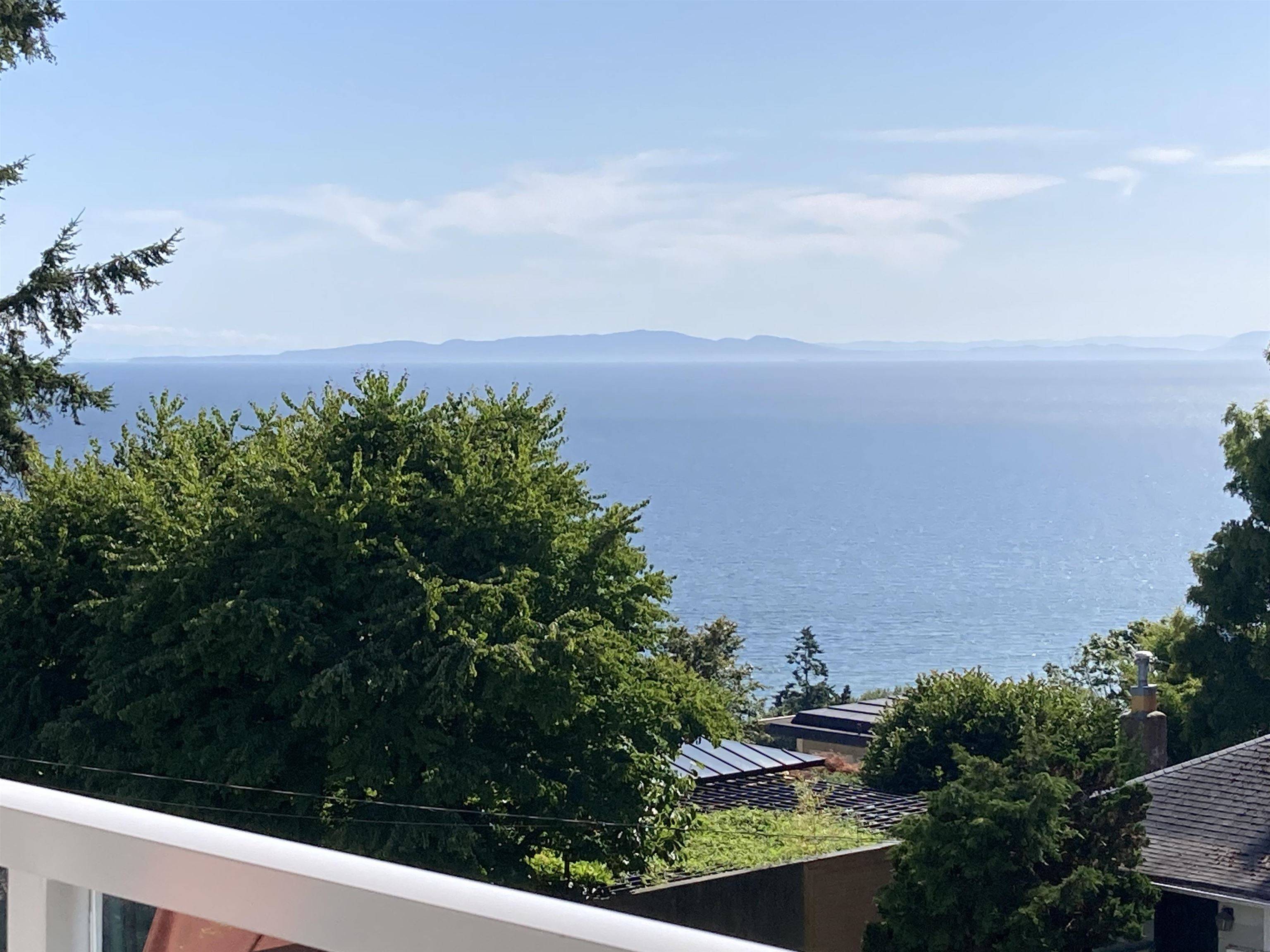 White Rock, BC V4B 5A9,15010 Roper AVE #305