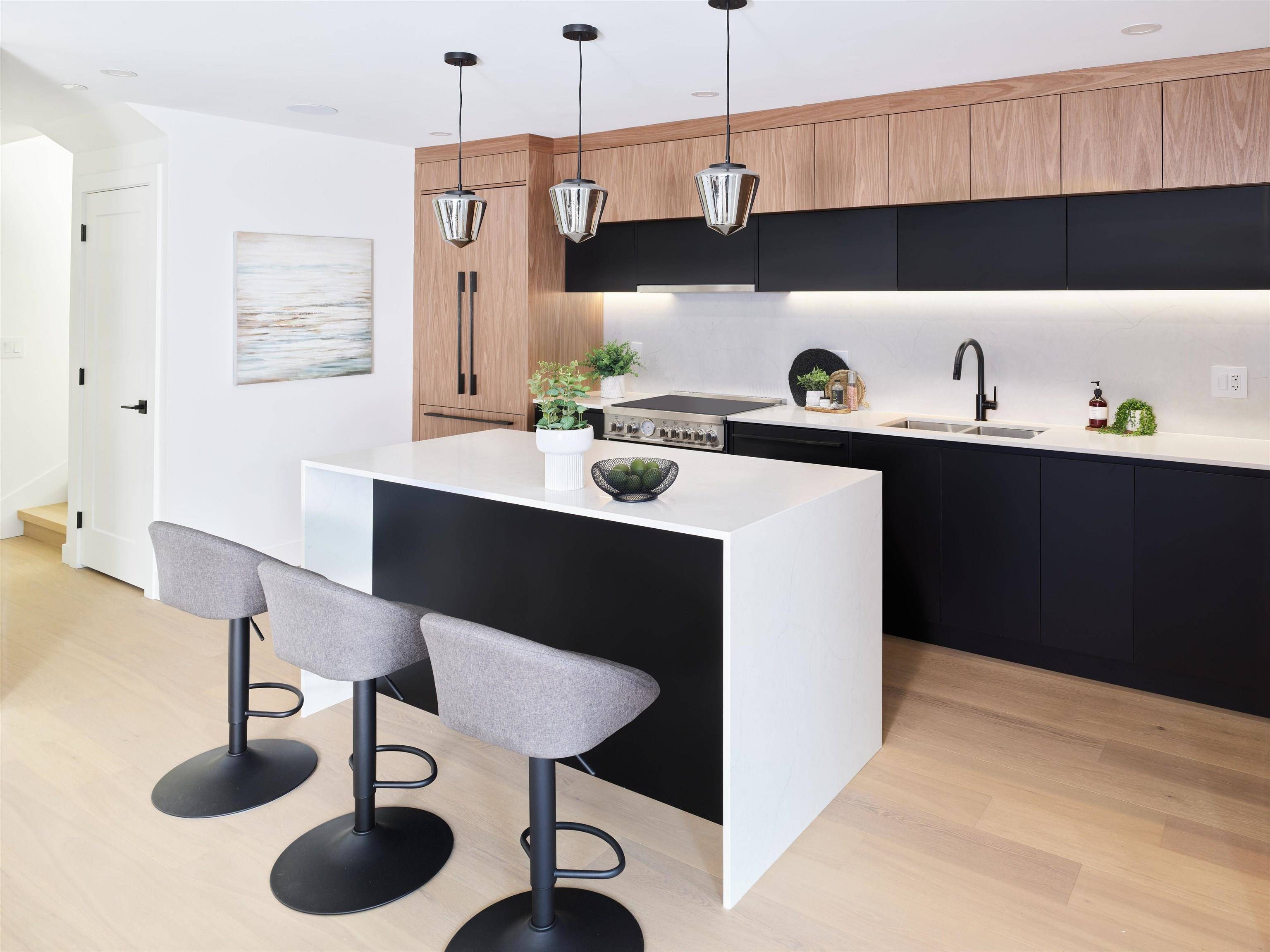 Vancouver, BC V5N 4M3,3387 Victoria DR
