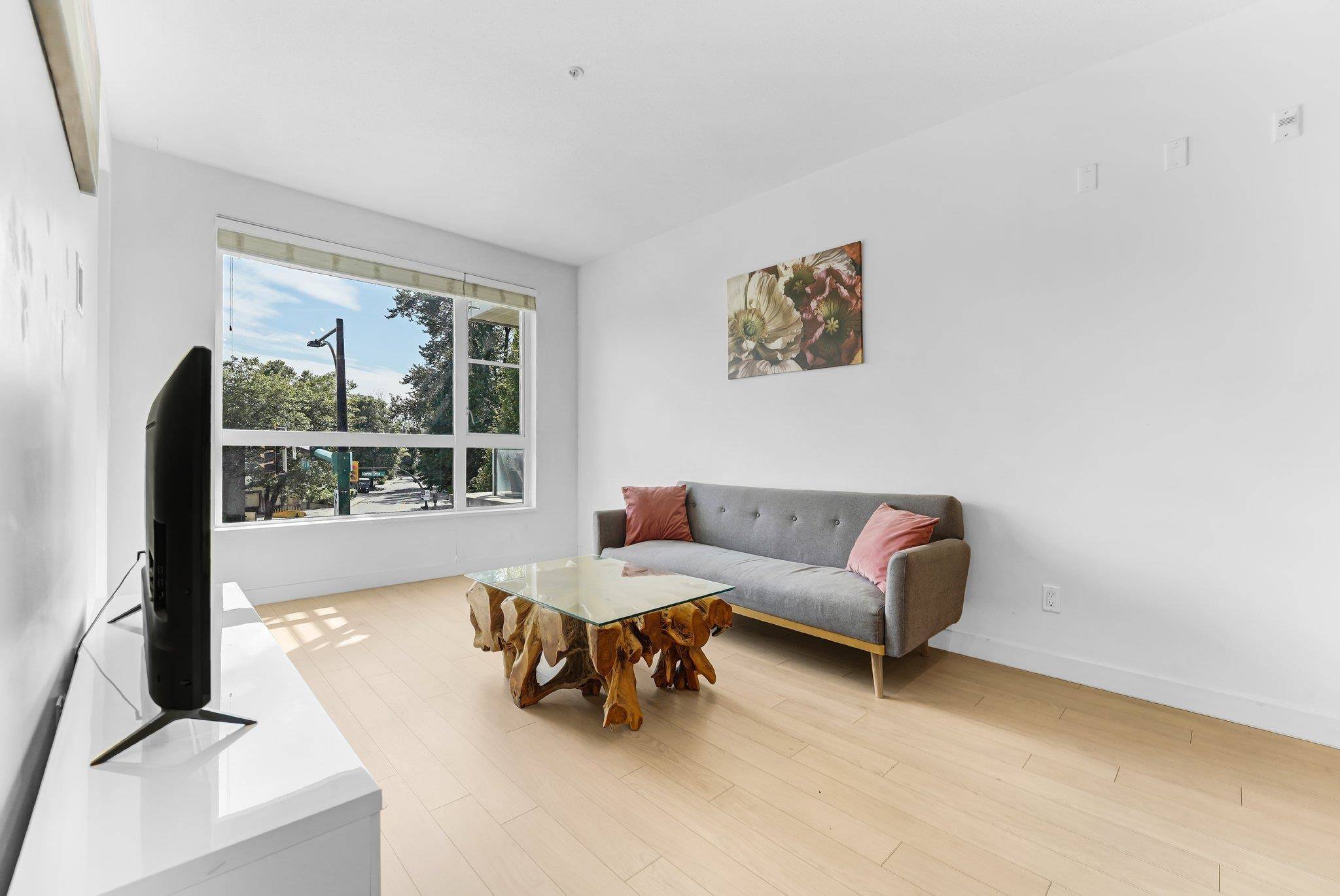 North Vancouver, BC V7P 0B6,1621 Hamilton AVE #211