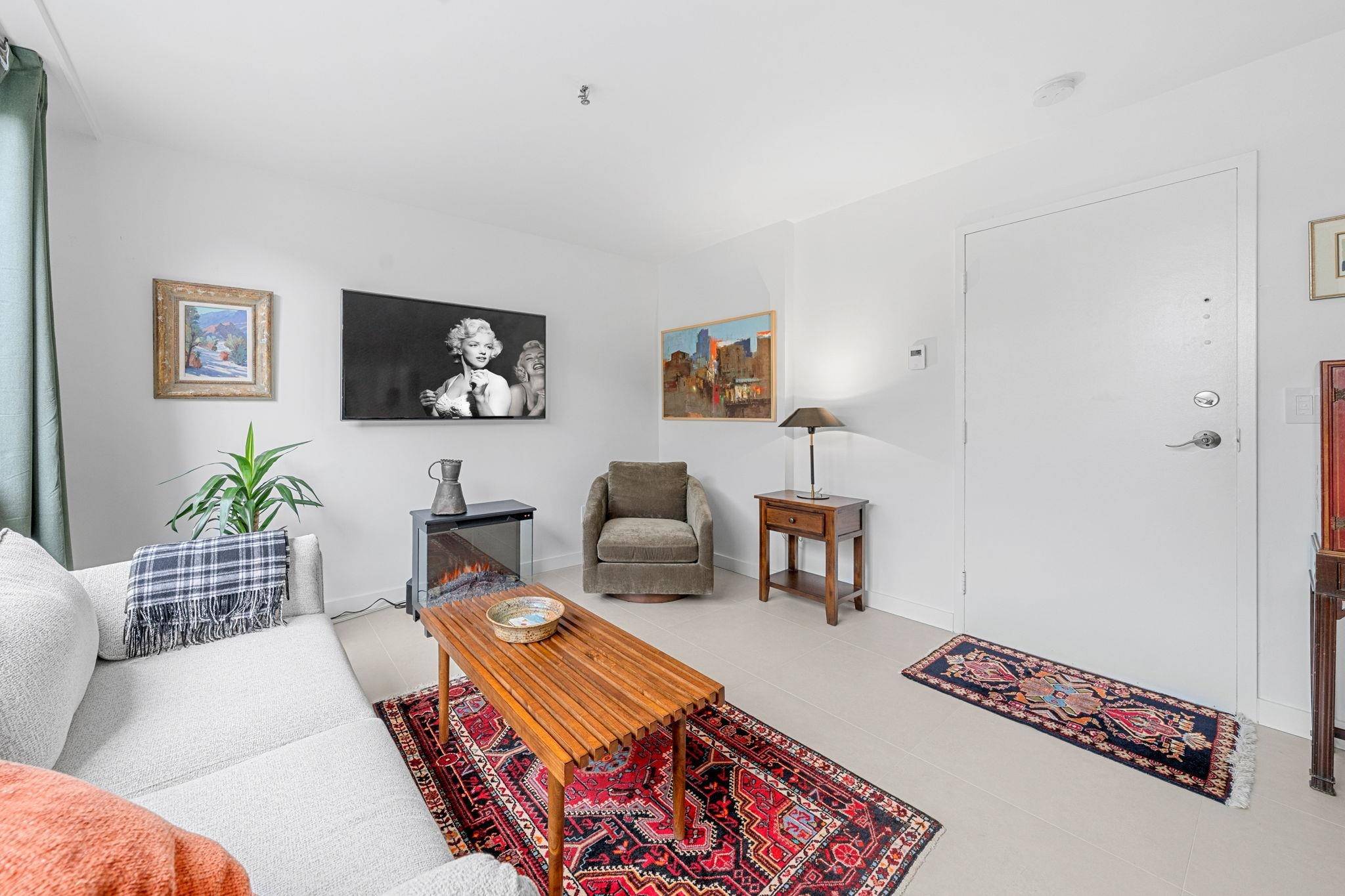 West Vancouver, BC V7T 2W1,460 14th ST #101A