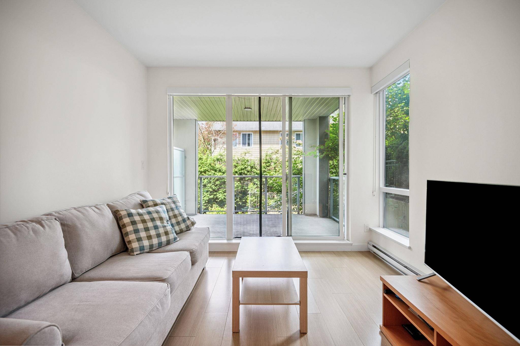 Burnaby, BC V5B 0B4,5460 Broadway #206