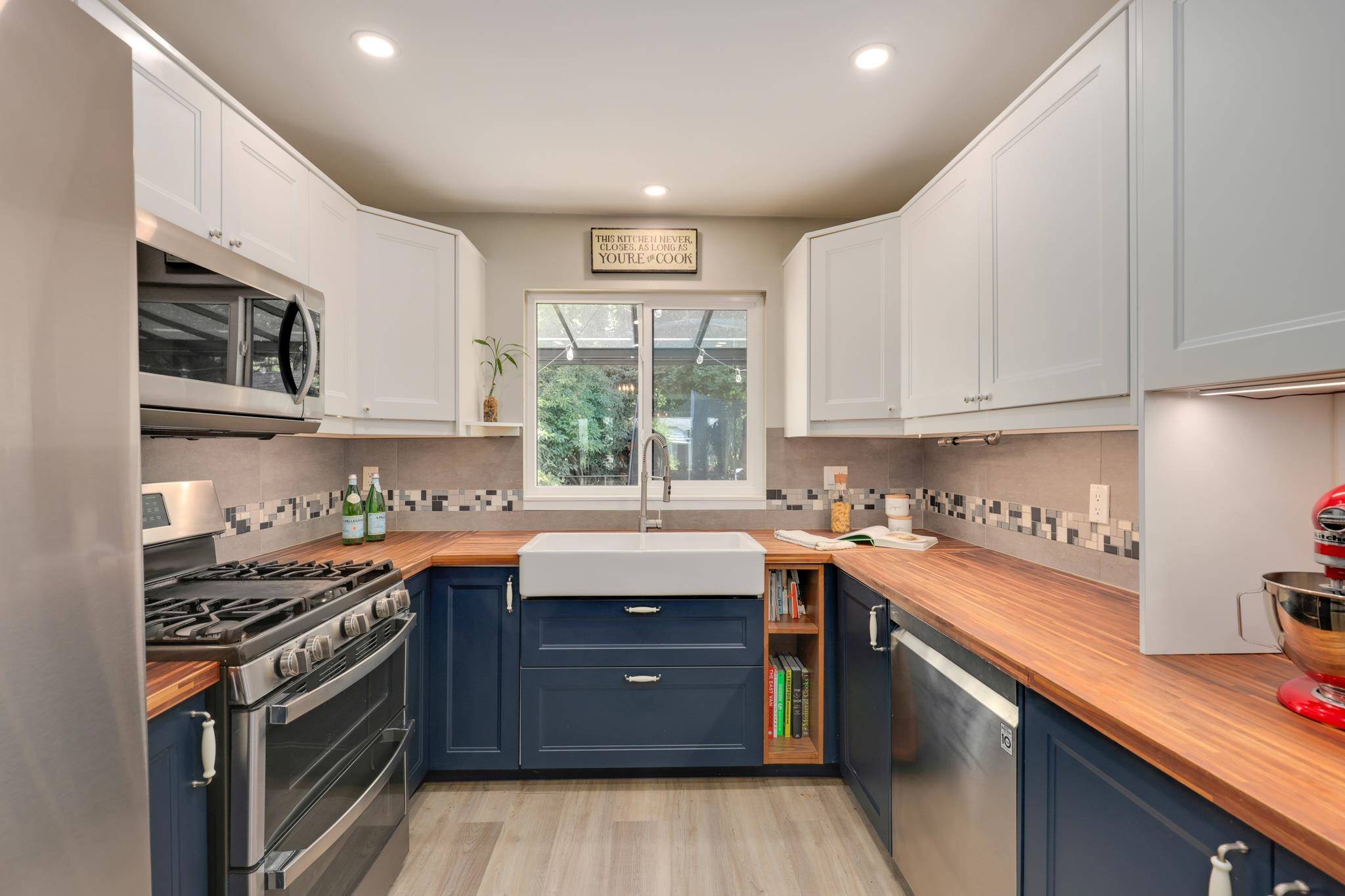 North Vancouver, BC V7G 2B5,1460 Hamber CT