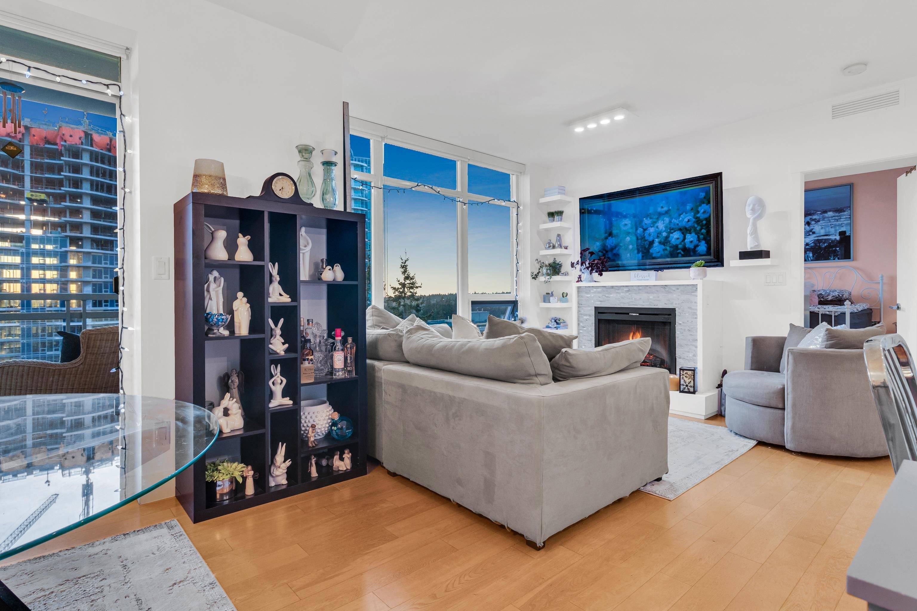 White Rock, BC V4B 0A3,15152 Russell AVE #1203
