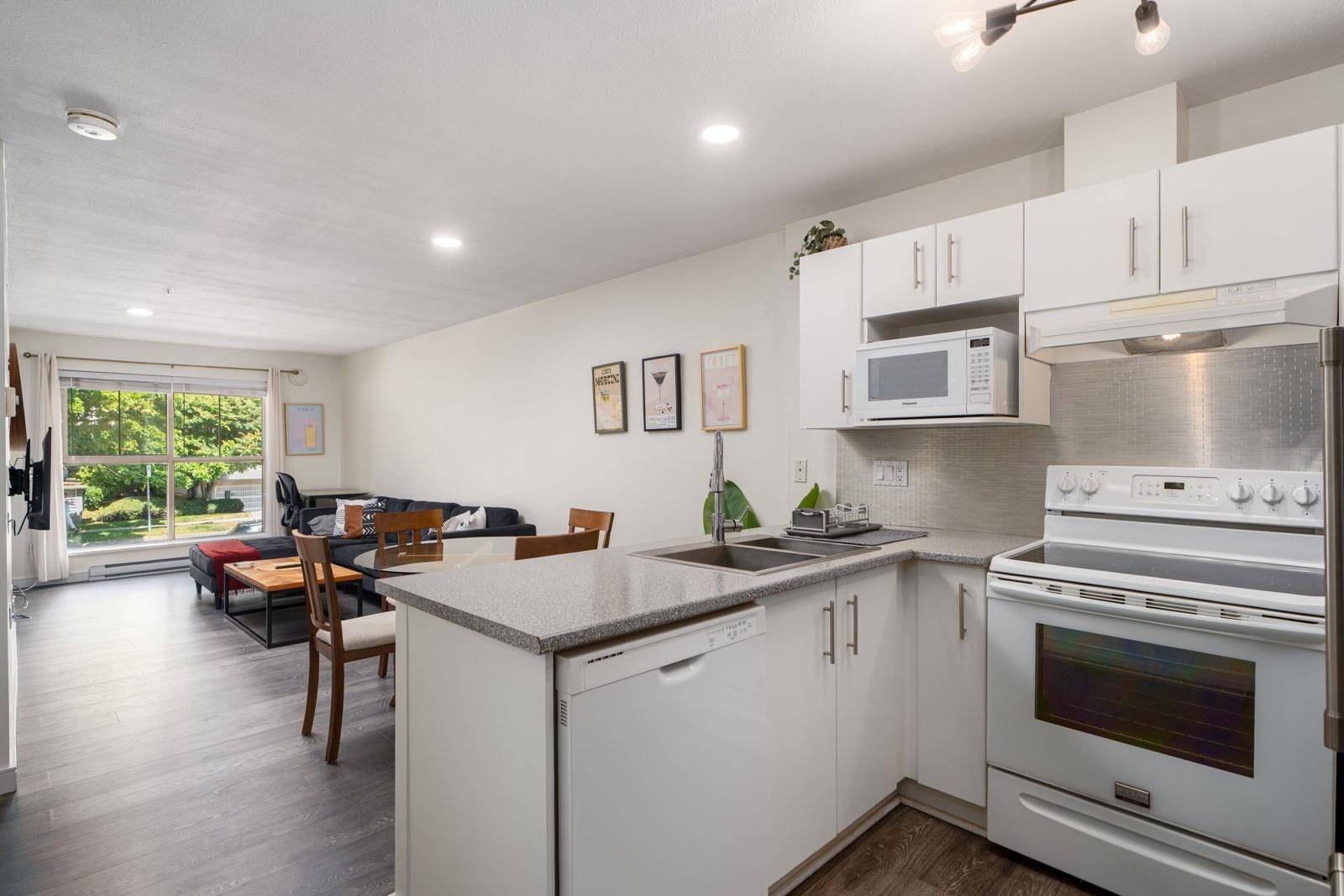 North Vancouver, BC V7M 3M5,332 Lonsdale AVE #215