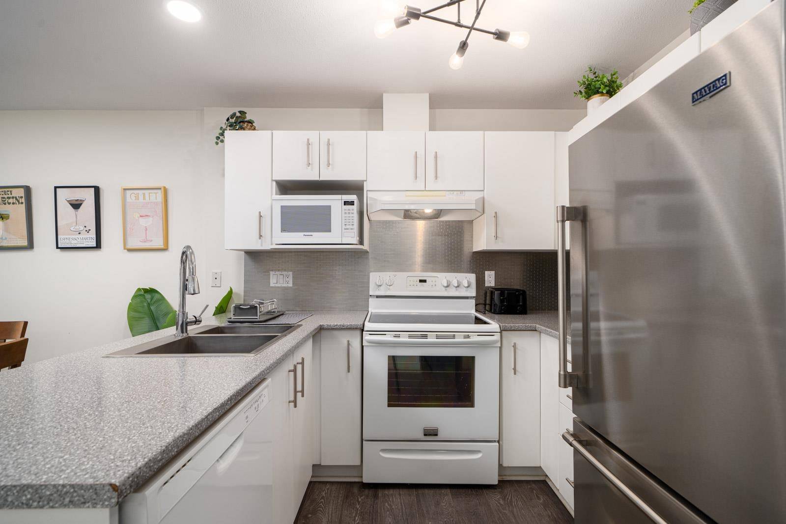 North Vancouver, BC V7M 3M5,332 Lonsdale AVE #215