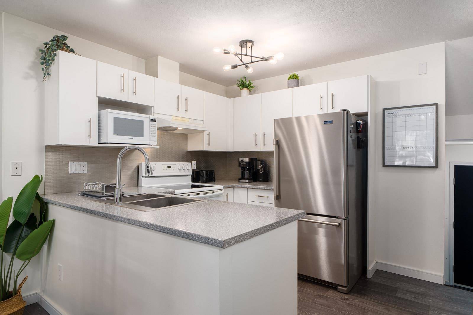 North Vancouver, BC V7M 3M5,332 Lonsdale AVE #215