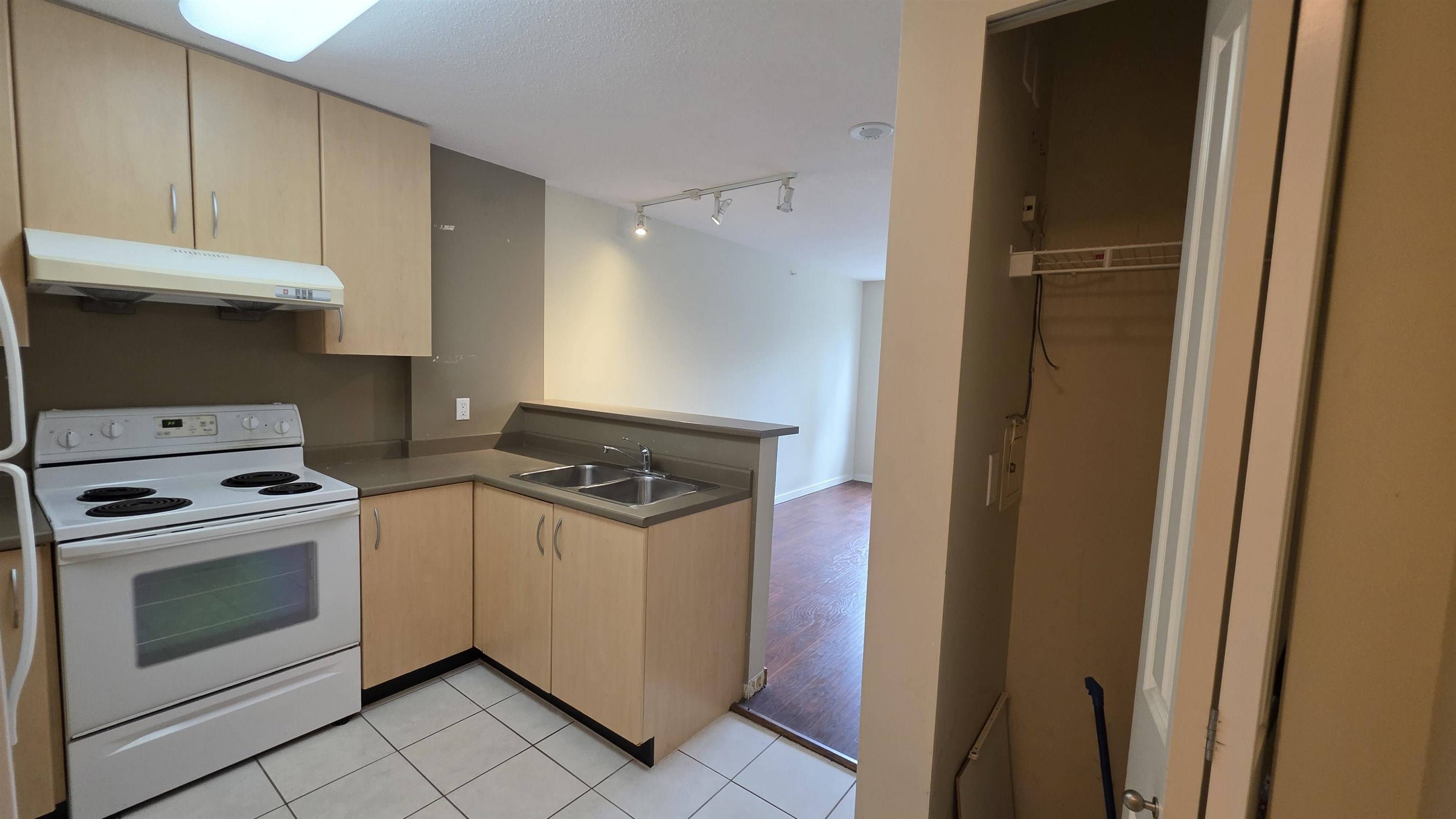 Vancouver, BC V5R 6H4,3663 Crowley DR #317