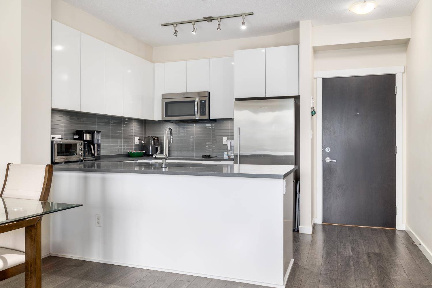 North Vancouver, BC V7J 0A8,2665 Mountain HWY #322