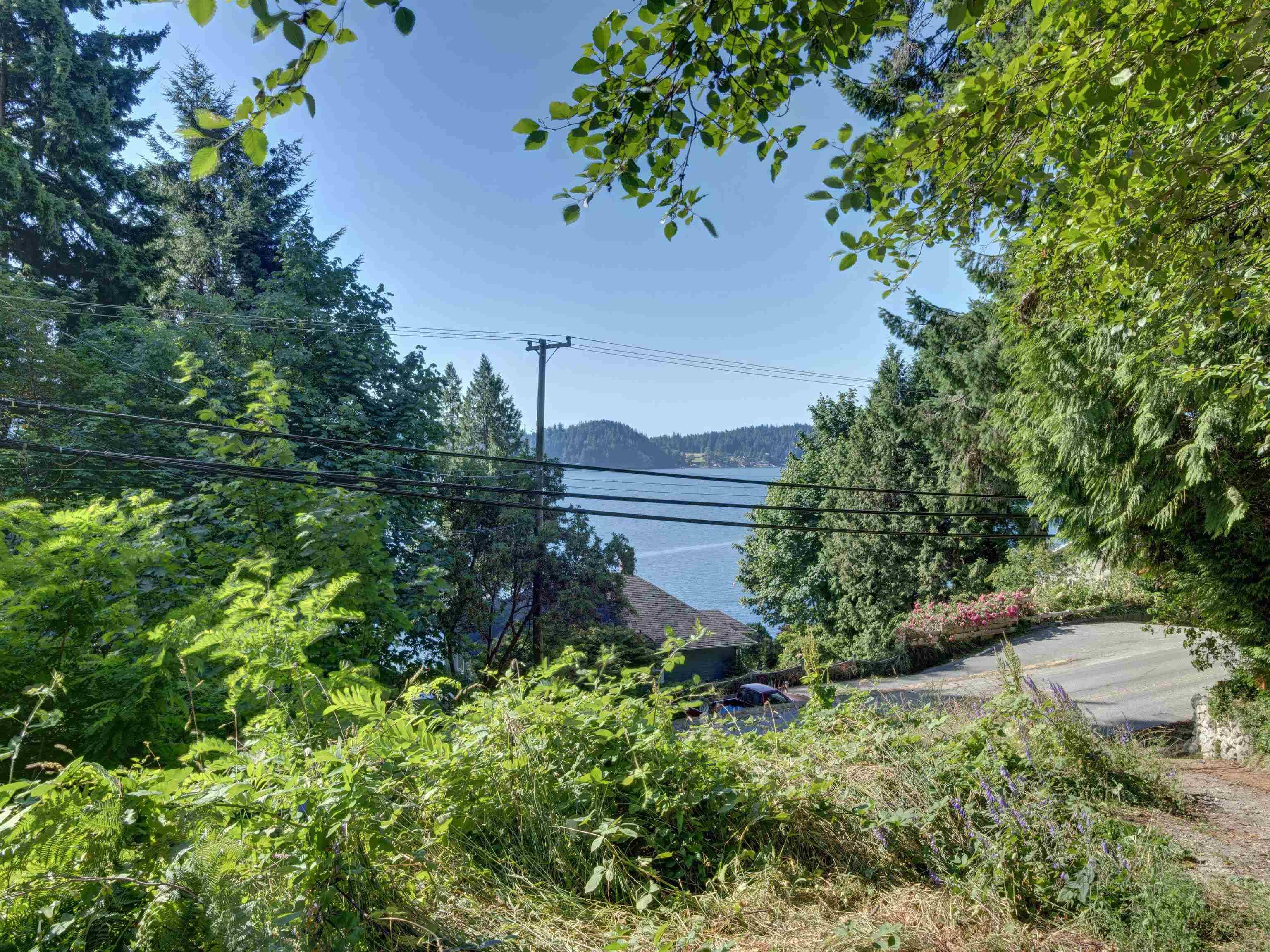 Gibsons, BC V0N 1V1,915 Marine DR