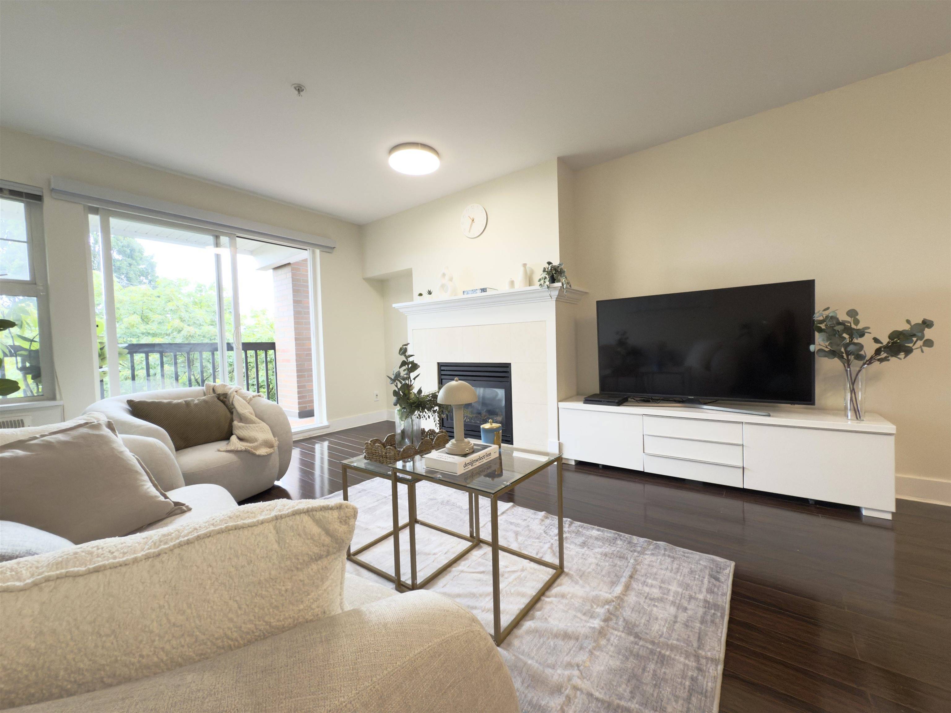 Vancouver, BC V6P 6Z2,995 W 59th AVE #312