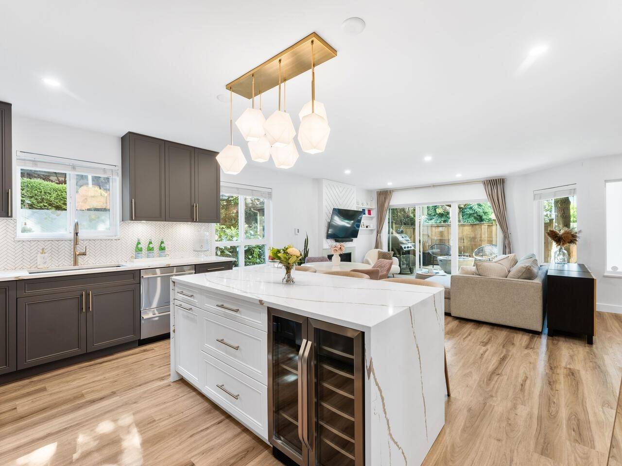 North Vancouver, BC V7P 1R3,848 W 16th ST #6