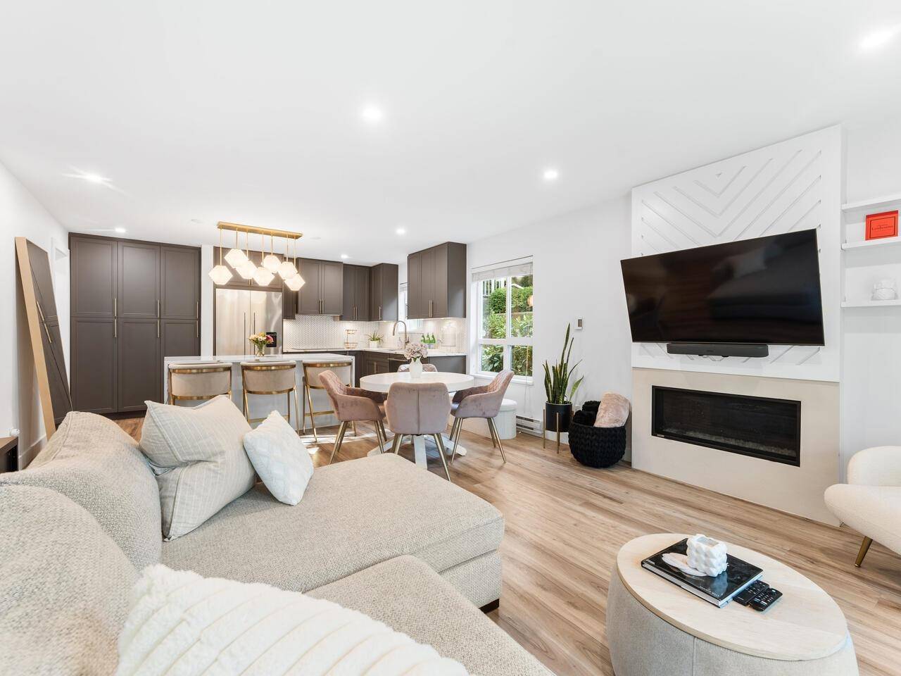 North Vancouver, BC V7P 1R3,848 W 16th ST #6