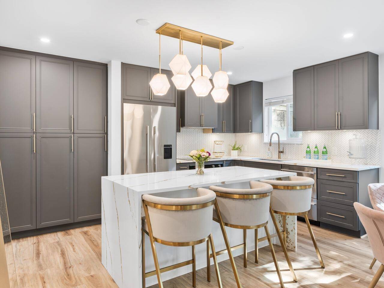 North Vancouver, BC V7P 1R3,848 W 16th ST #6