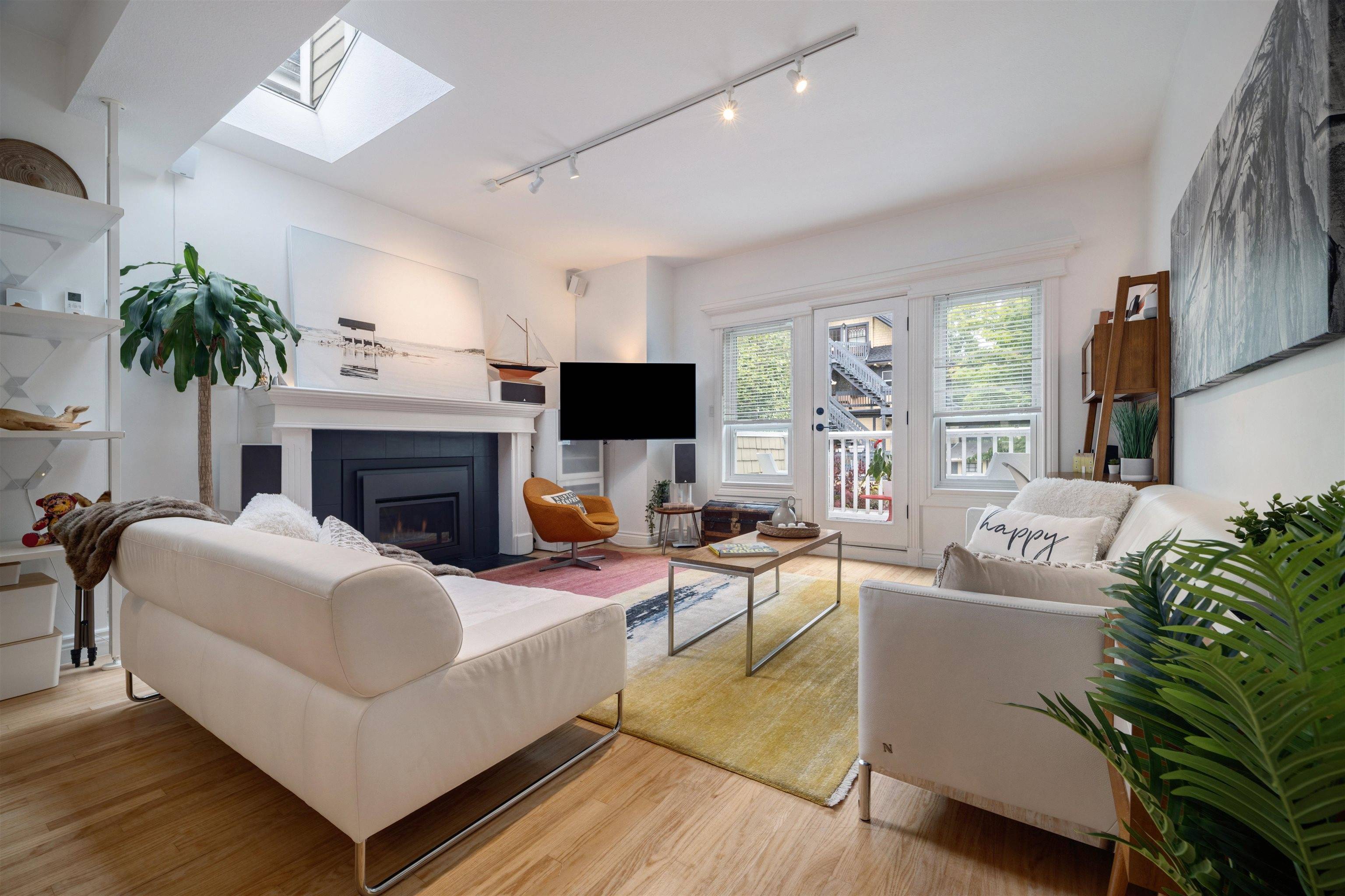 Vancouver, BC V6K 1W4,2587 W 6th AVE