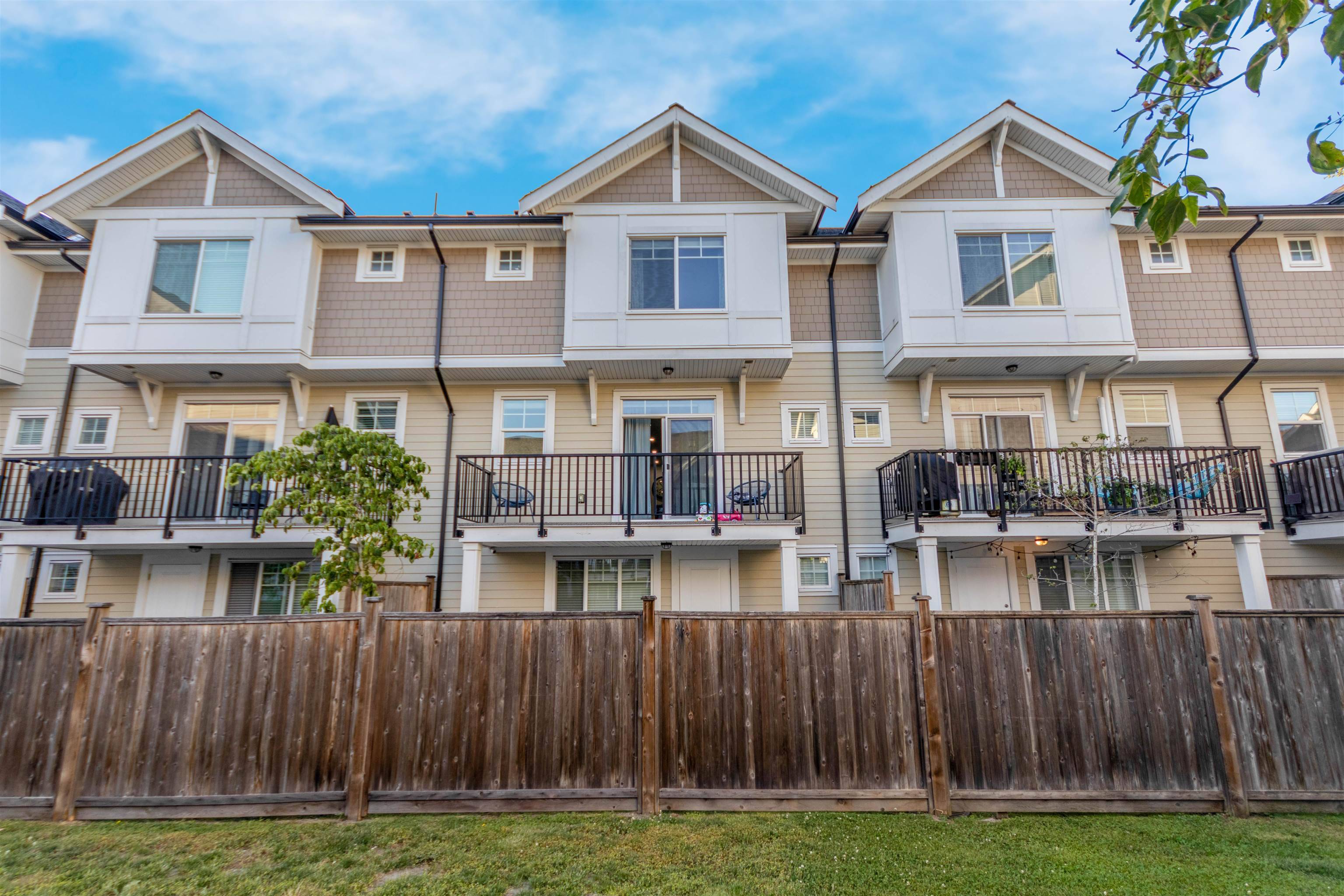 Surrey, BC V3A 3L8,7056 192 ST #10