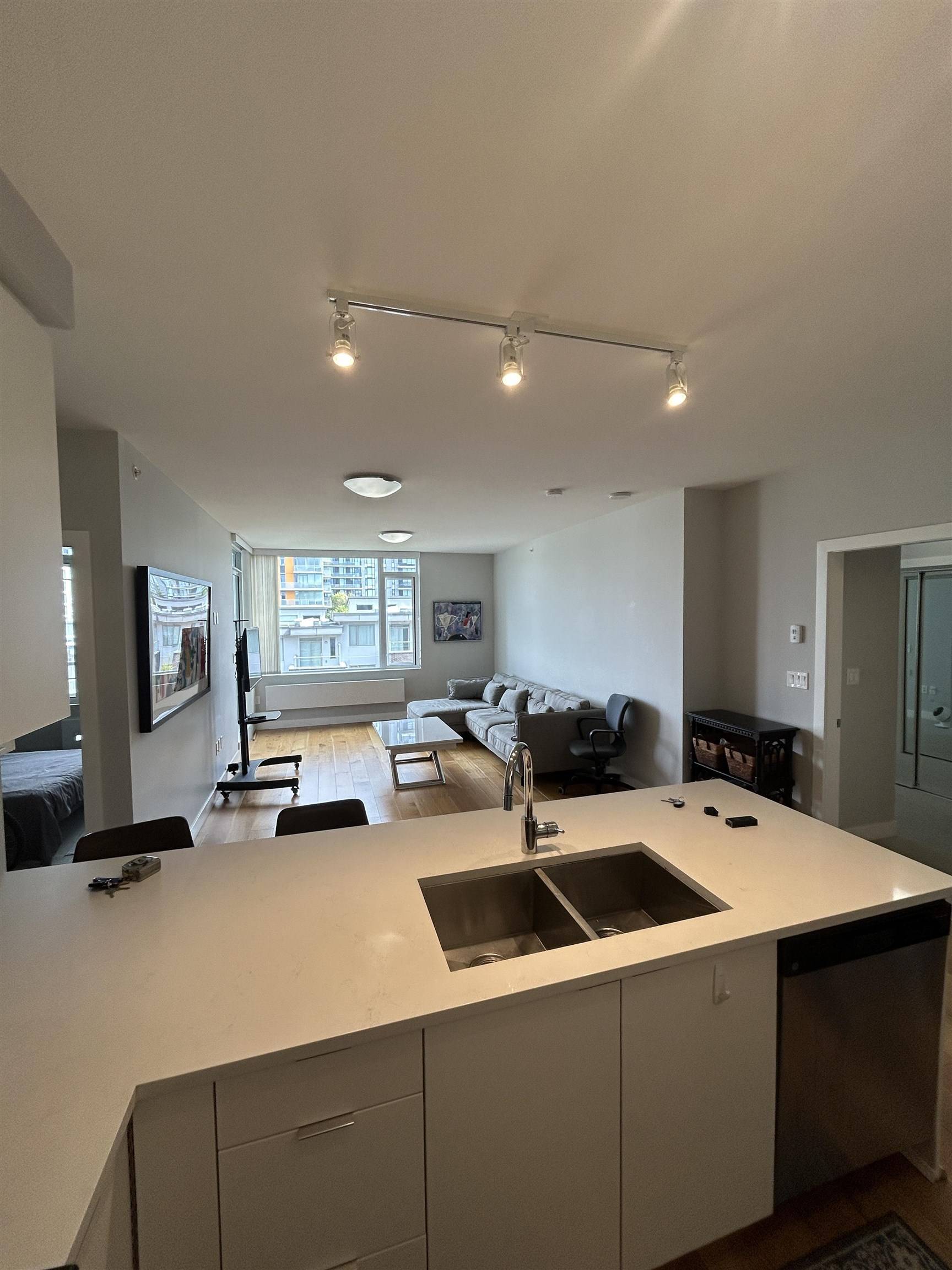 Burnaby, BC V5A 0E2,9393 Tower RD #518