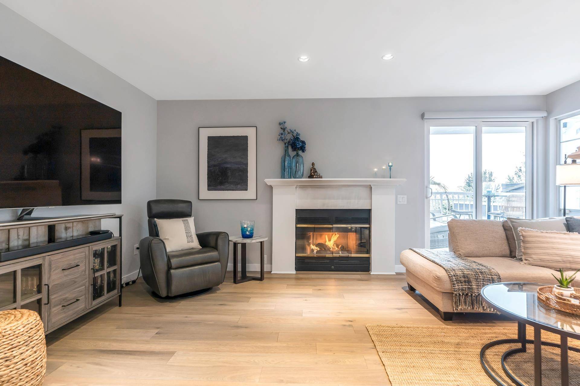 West Vancouver, BC V7V 1Y1,2440 Haywood AVE #203