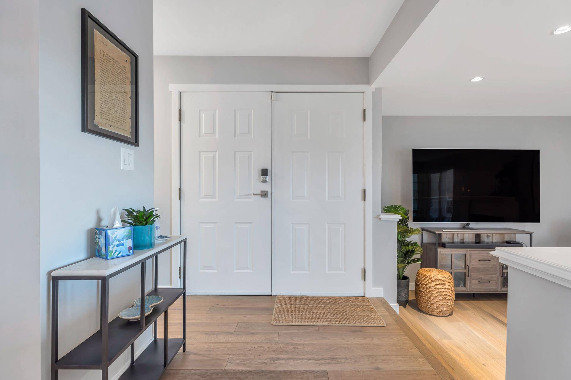 West Vancouver, BC V7V 1Y1,2440 Haywood AVE #203