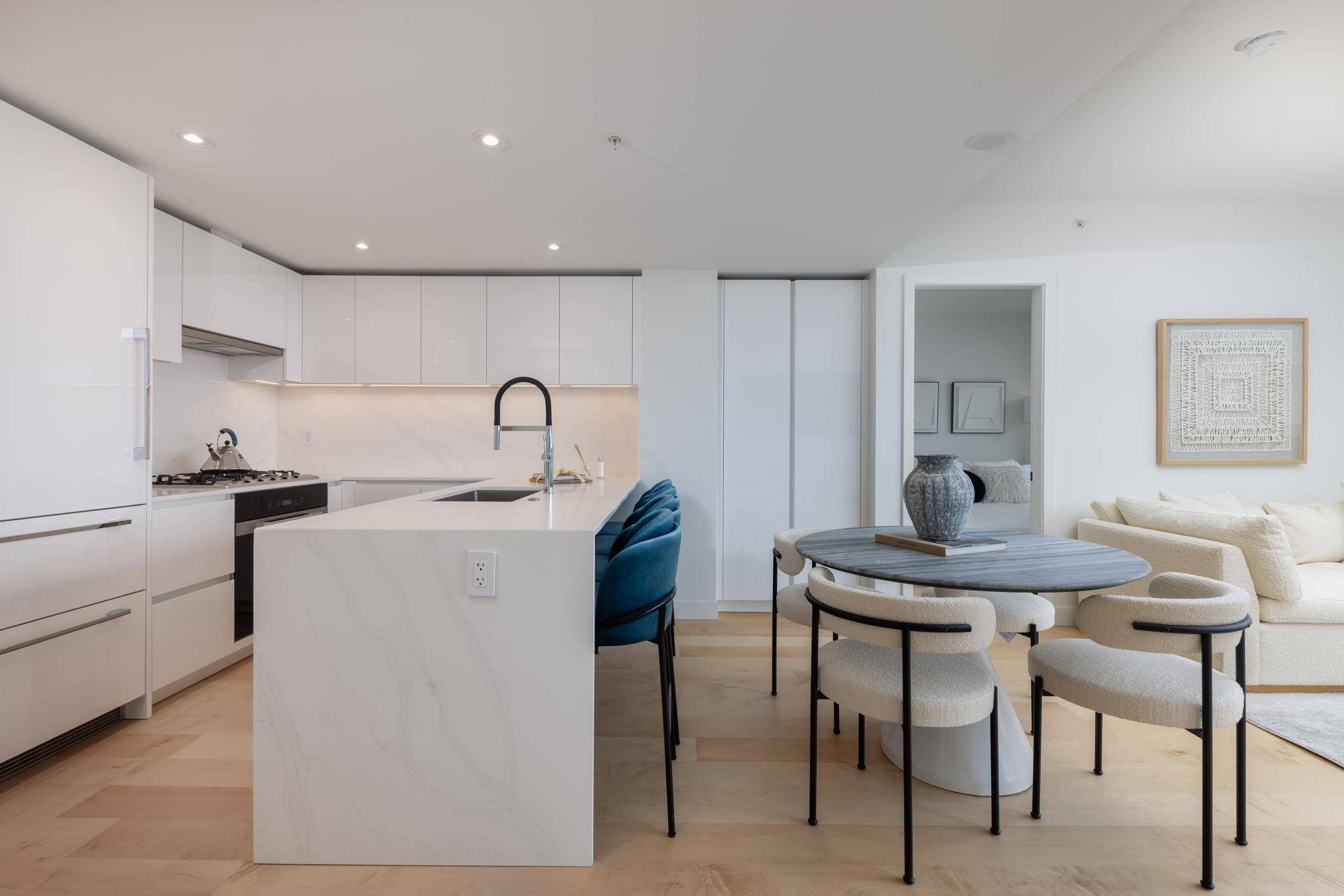 North Vancouver, BC V7L 0J8,135 E 13th ST #901