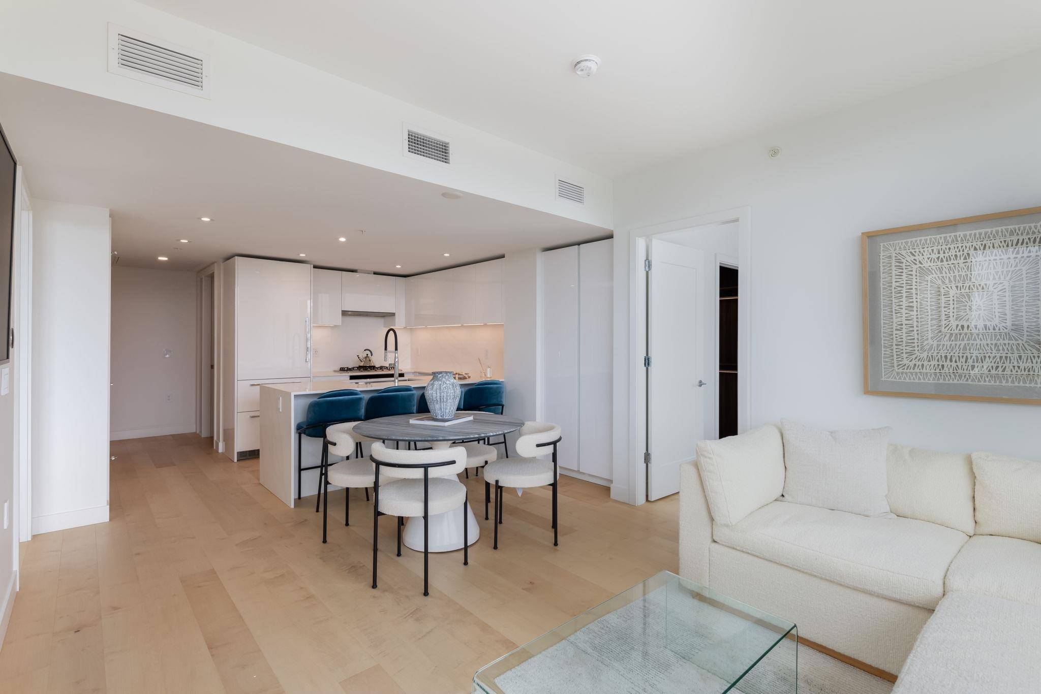 North Vancouver, BC V7L 0J8,135 E 13th ST #901