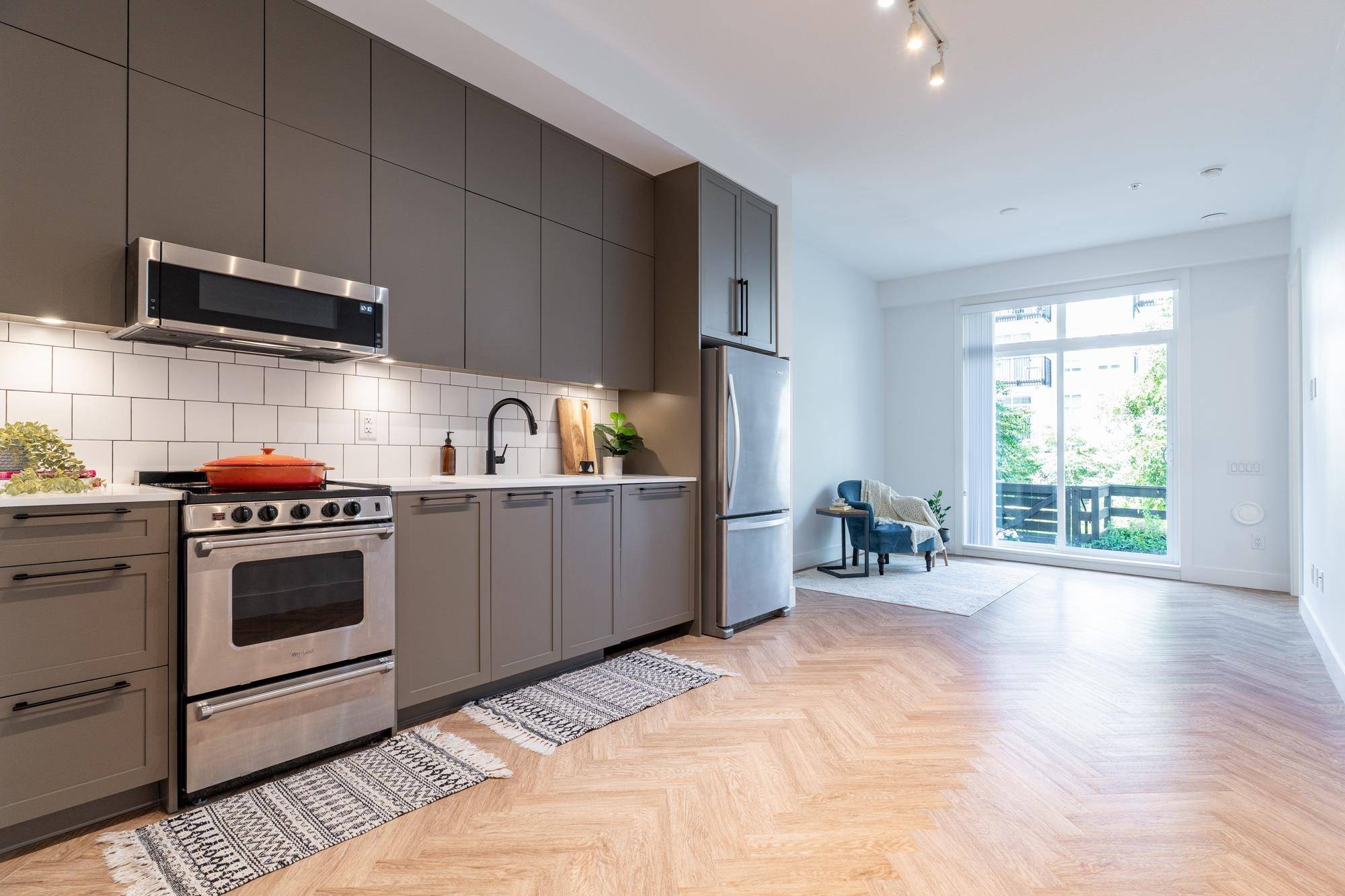 Surrey, BC V3T 0R6,13933 105 BLVD #106