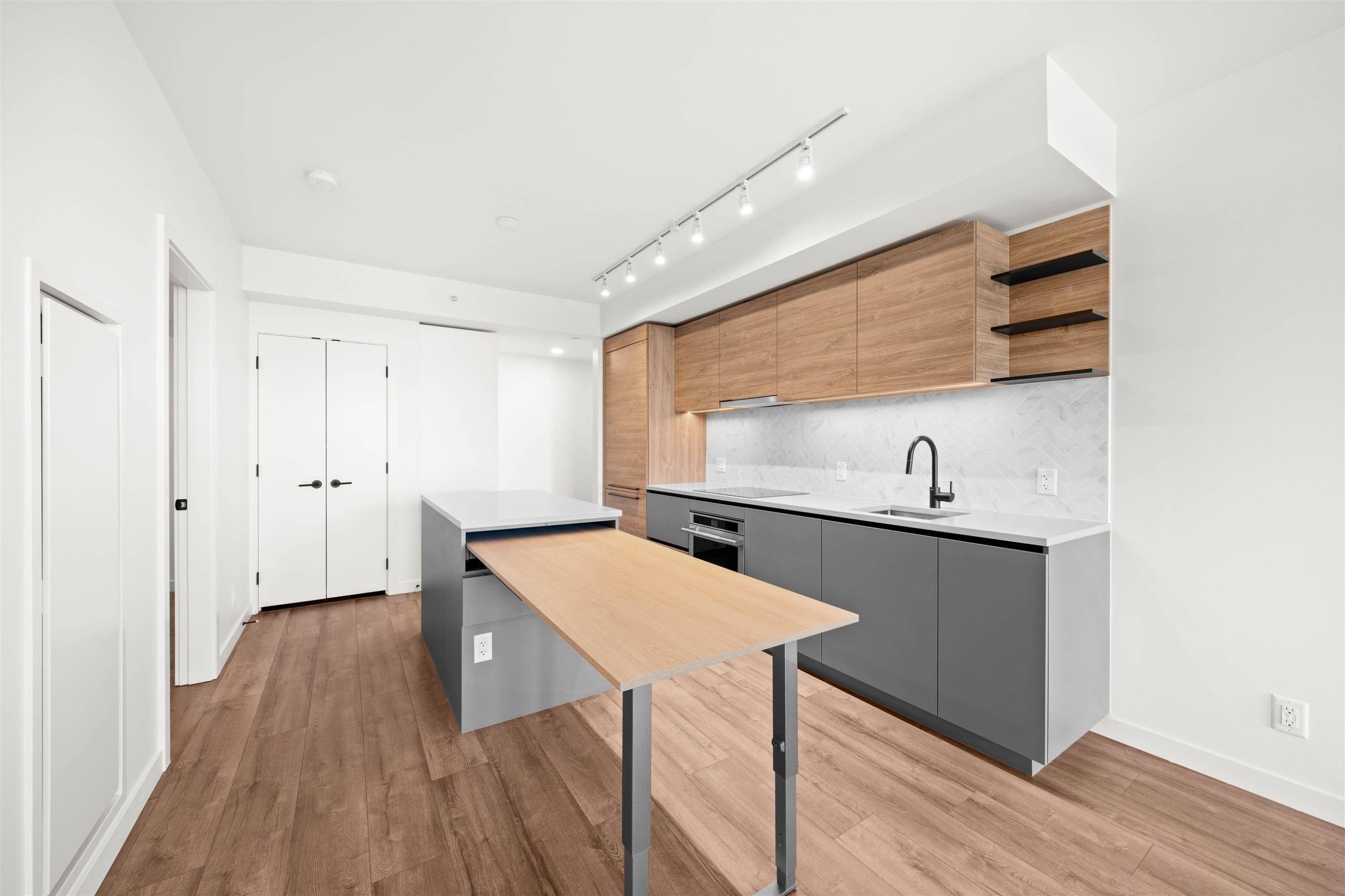 Surrey, BC V3T 0S7,10448 University DR #1712